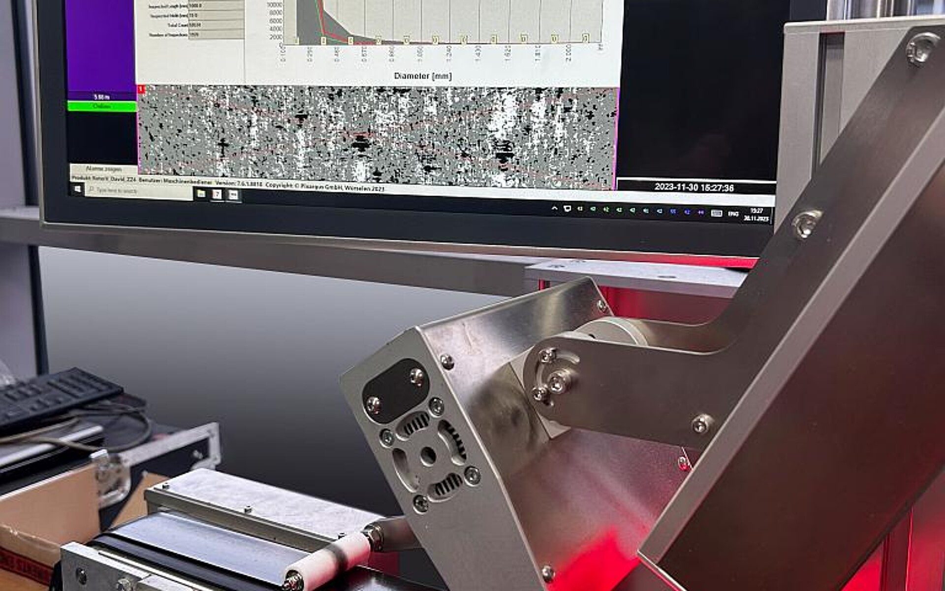 Das Inspektionssystem ProfilControl 7 Roughness erkennt selbst kleinste Fehlstellen ab 20 µm. Die Software wertet die Kamera-Bilder in Echtzeit aus und liefert wertvolle Qualitätsdaten. (Foto: HF Mixing Group)