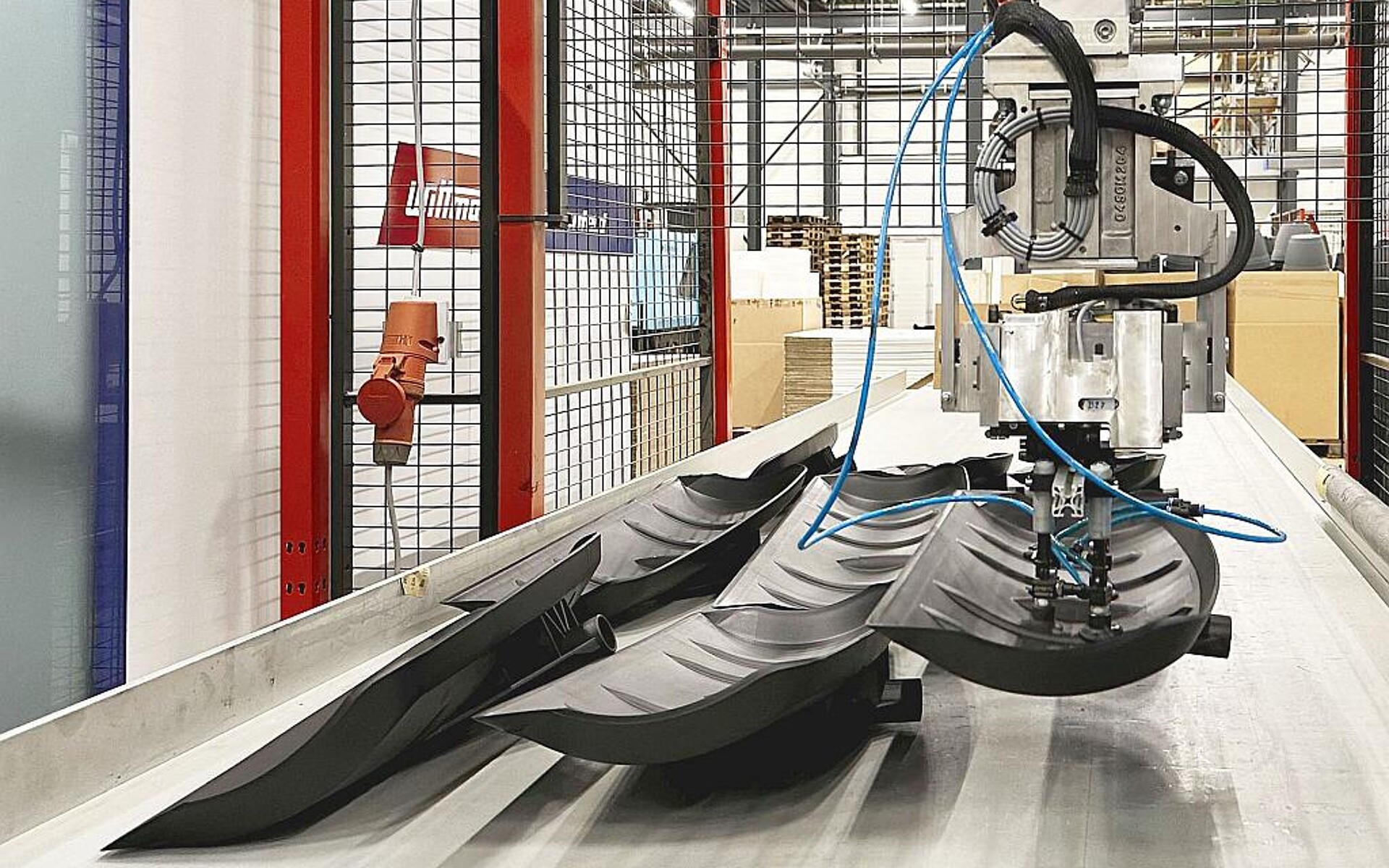 Die Schaufelblätter der Futterschaufeln werden auf einer Spritzgießmaschine MacroPower 850 produziert. (Foto: Wittmann)