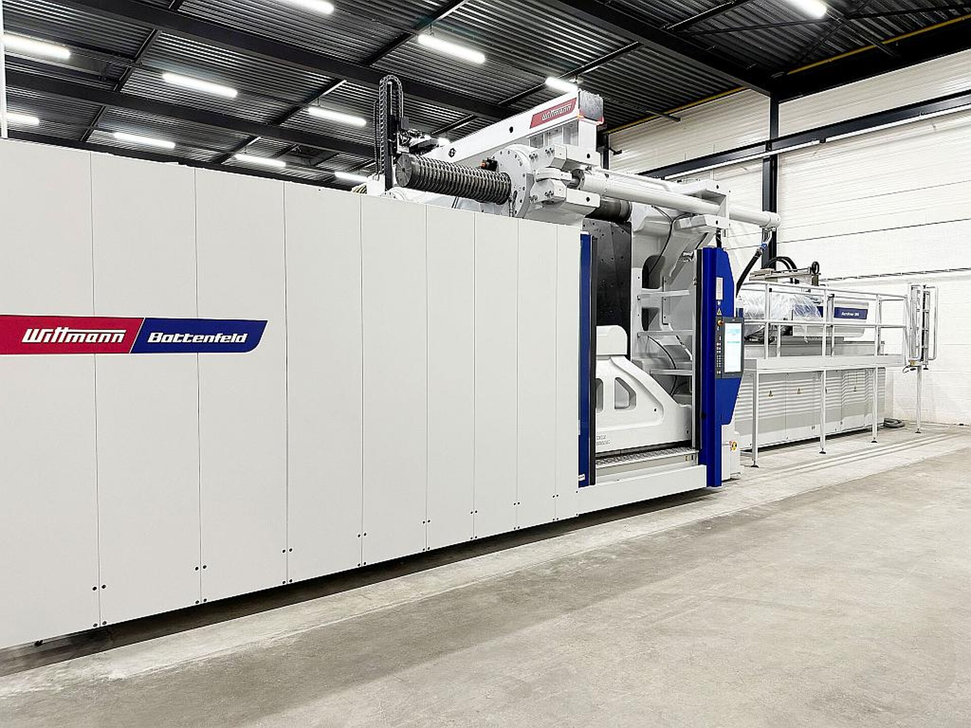 Die neue MacroPower 2000 ist die bislang größte Spritzgießmaschine im Maschinenpark von Akroh. (Foto: Wittmann)