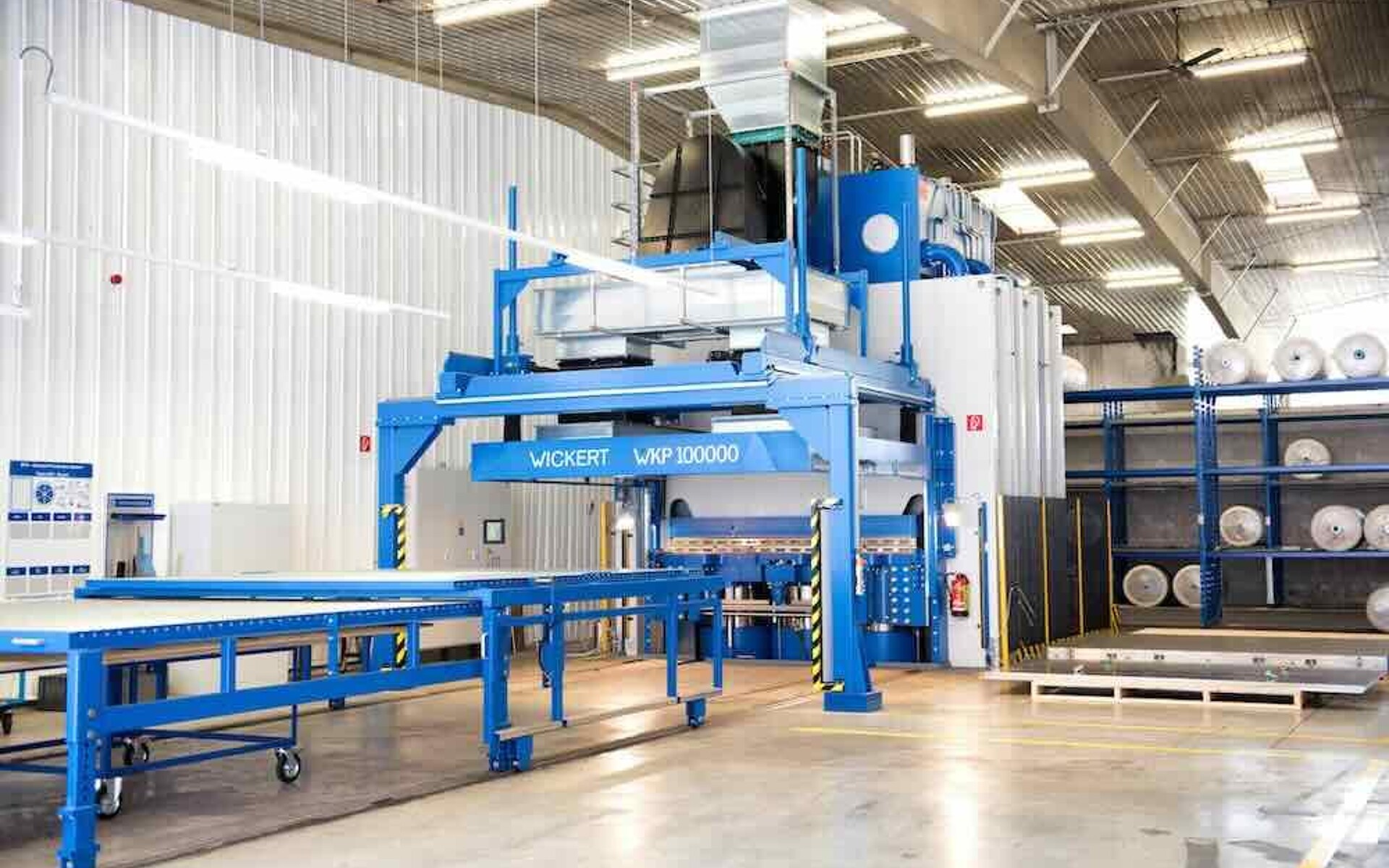 Kompressionspresse WKP 100000 für die Herstellung großflächiger Teile. (Foto: Wickert)