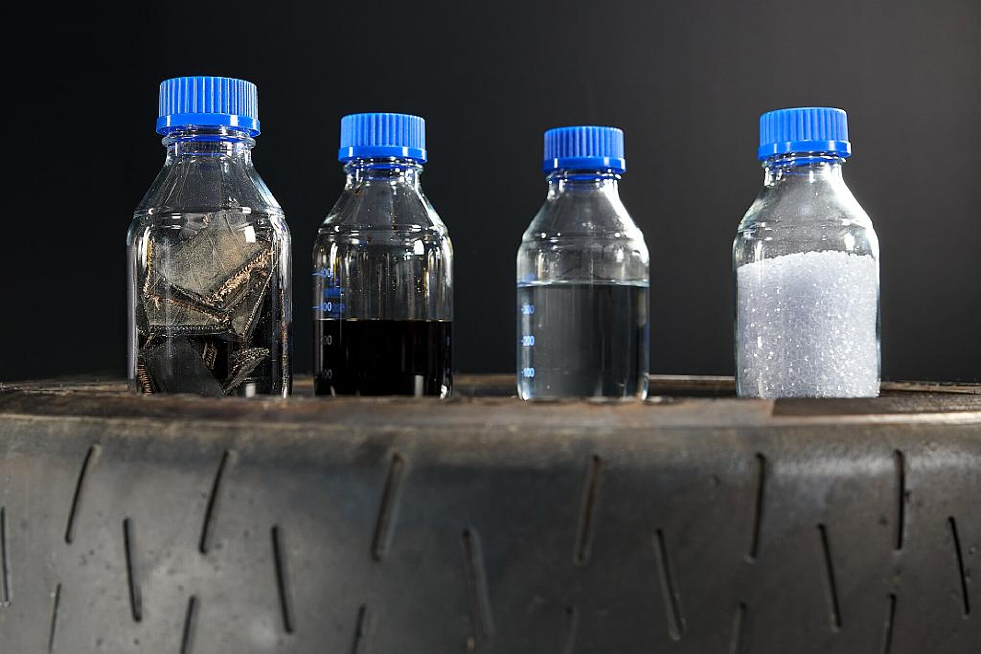 Ziel des Projektes ist es, über verschiedene Zwischenschritte Polycarbonat aus Altreifen herzustellen. (Foto: Covestro)