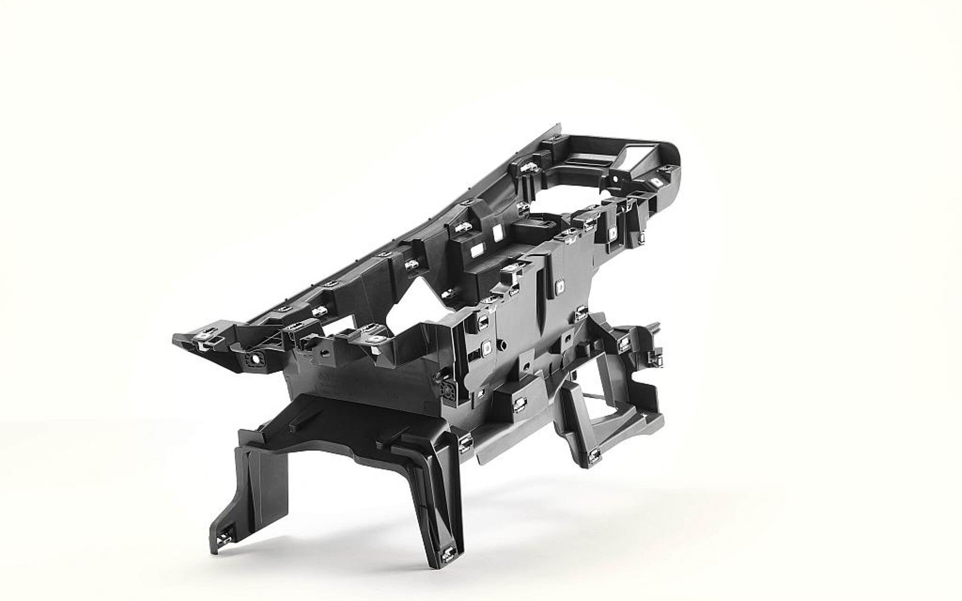 Das neue PP-Compound mit 65 % PCR-Anteil findet im Mittelkonsolenträger für den Peugeot 3008 seine erste Serienanwendung im Automobilbau. (Foto: Borealis)
