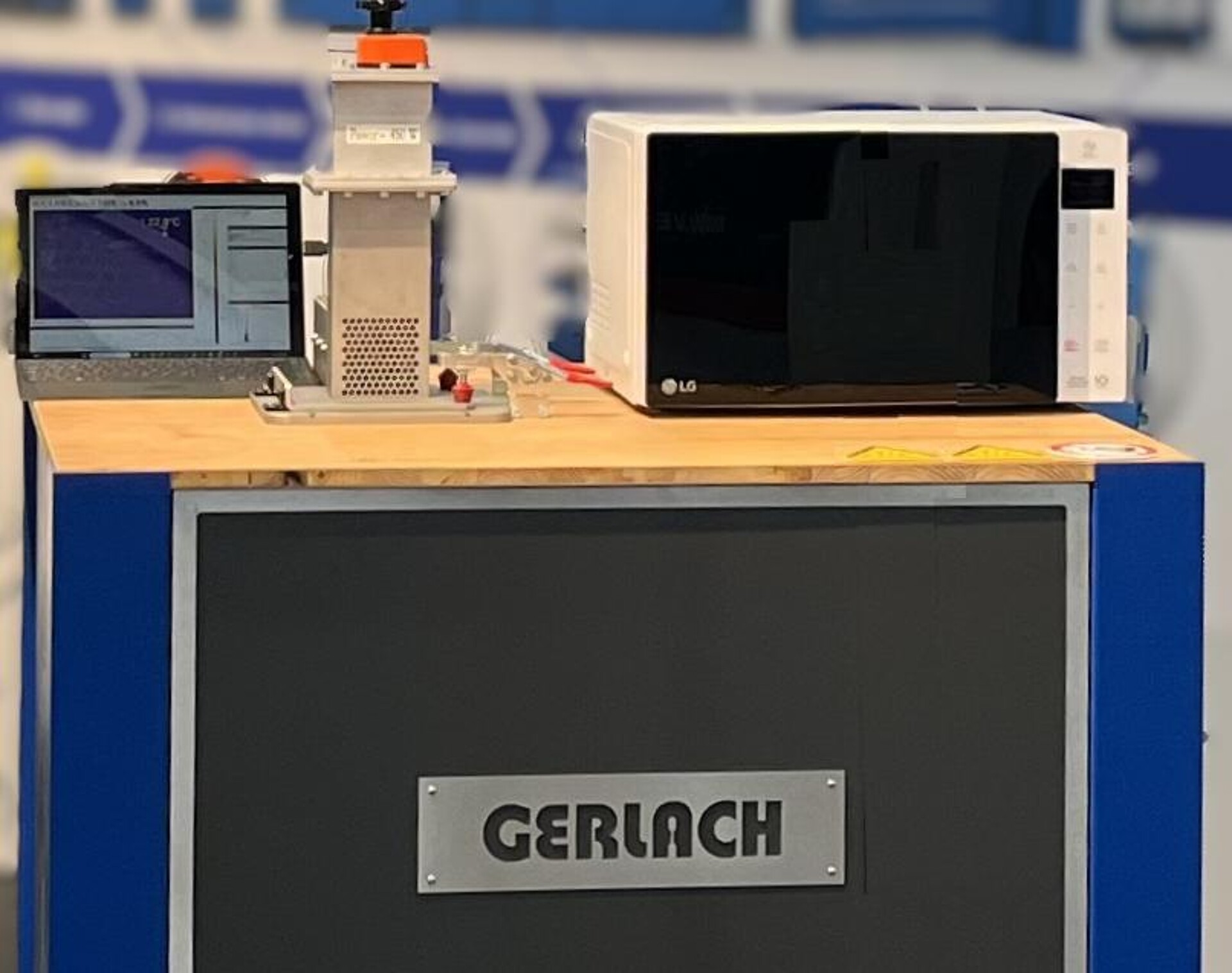 Die Geführte-Welle-Mikrowelleneinheit (l.) neben eine haushaltsüblichen Mikrowelle. (Foto: Gerlach)