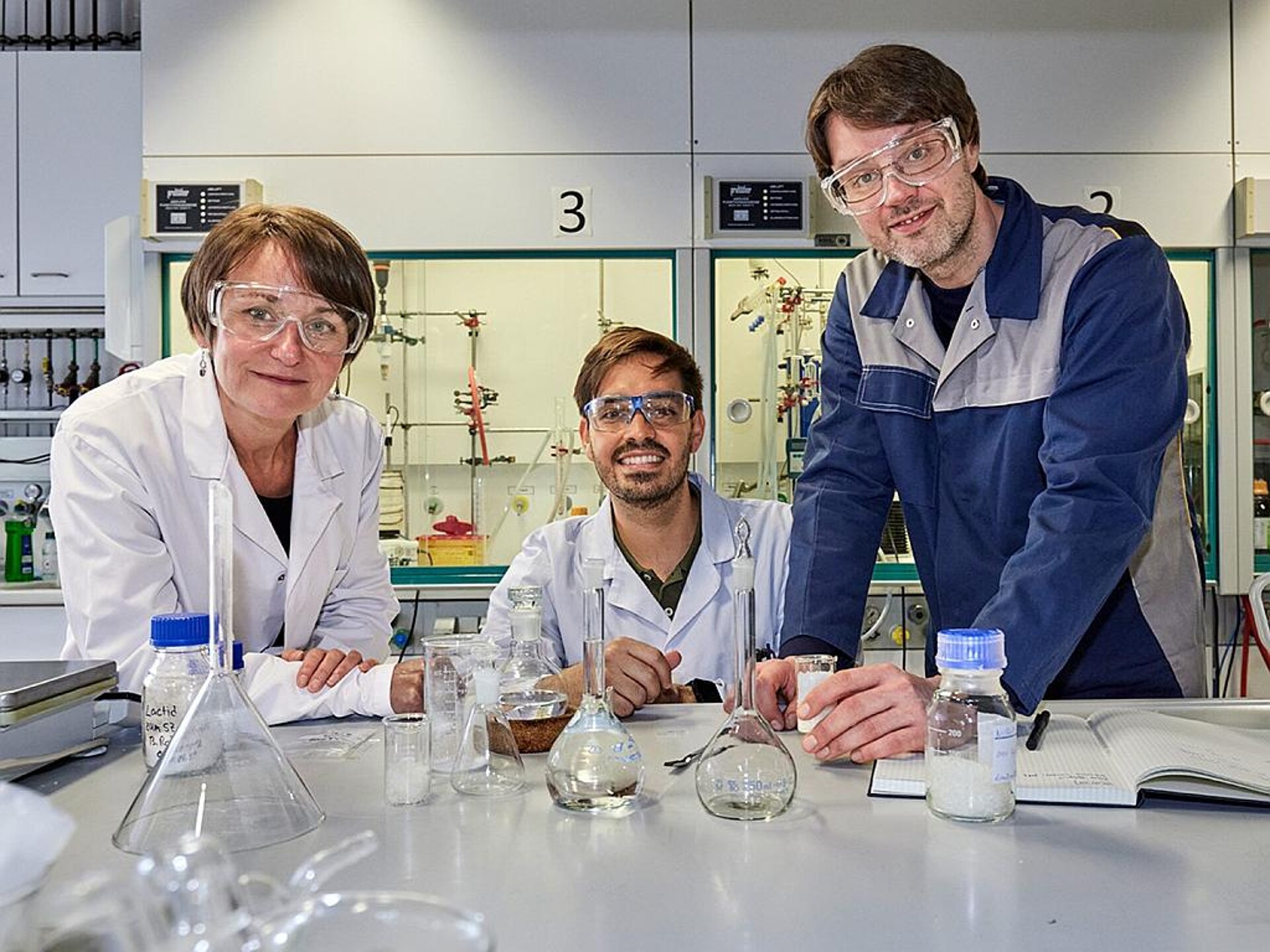 Das Forschungsteam im Labor (v. l.): Dr. Antje Lieske, Dr. Benjamín Rodríguez und André Gomoll. (Foto: Fraunhofer/Piotr Banczerowski)