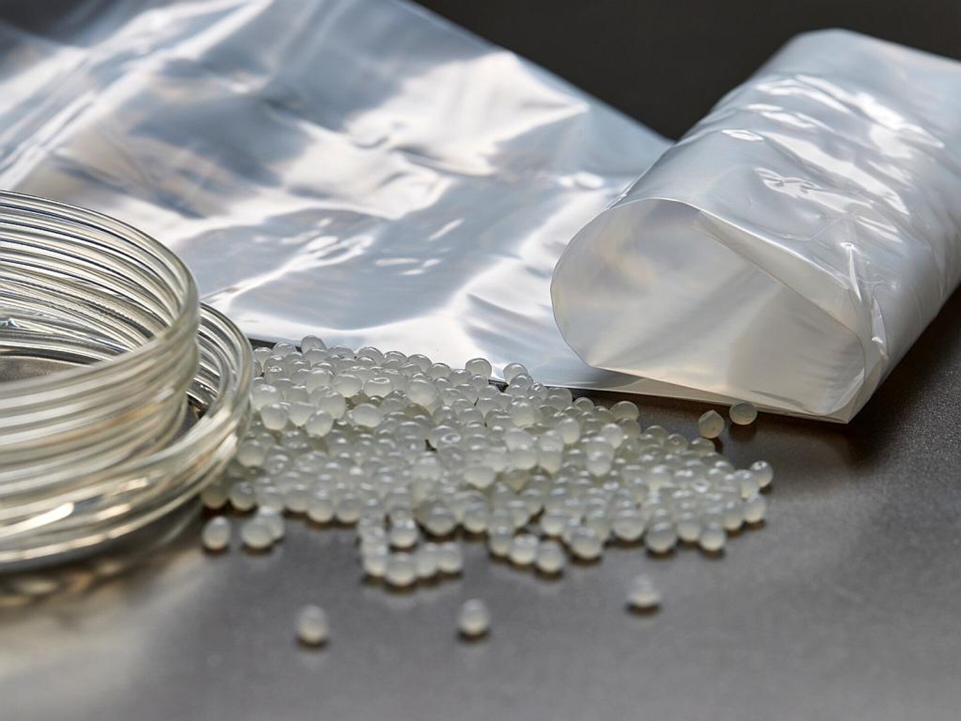 Das neuartige PLA-Material lässt sich auf gängigen Verarbeitungsanlagen ähnlich wie LDPE zu Folien verarbeiten. (Foto: Fraunhofer/Piotr Banczerowski)