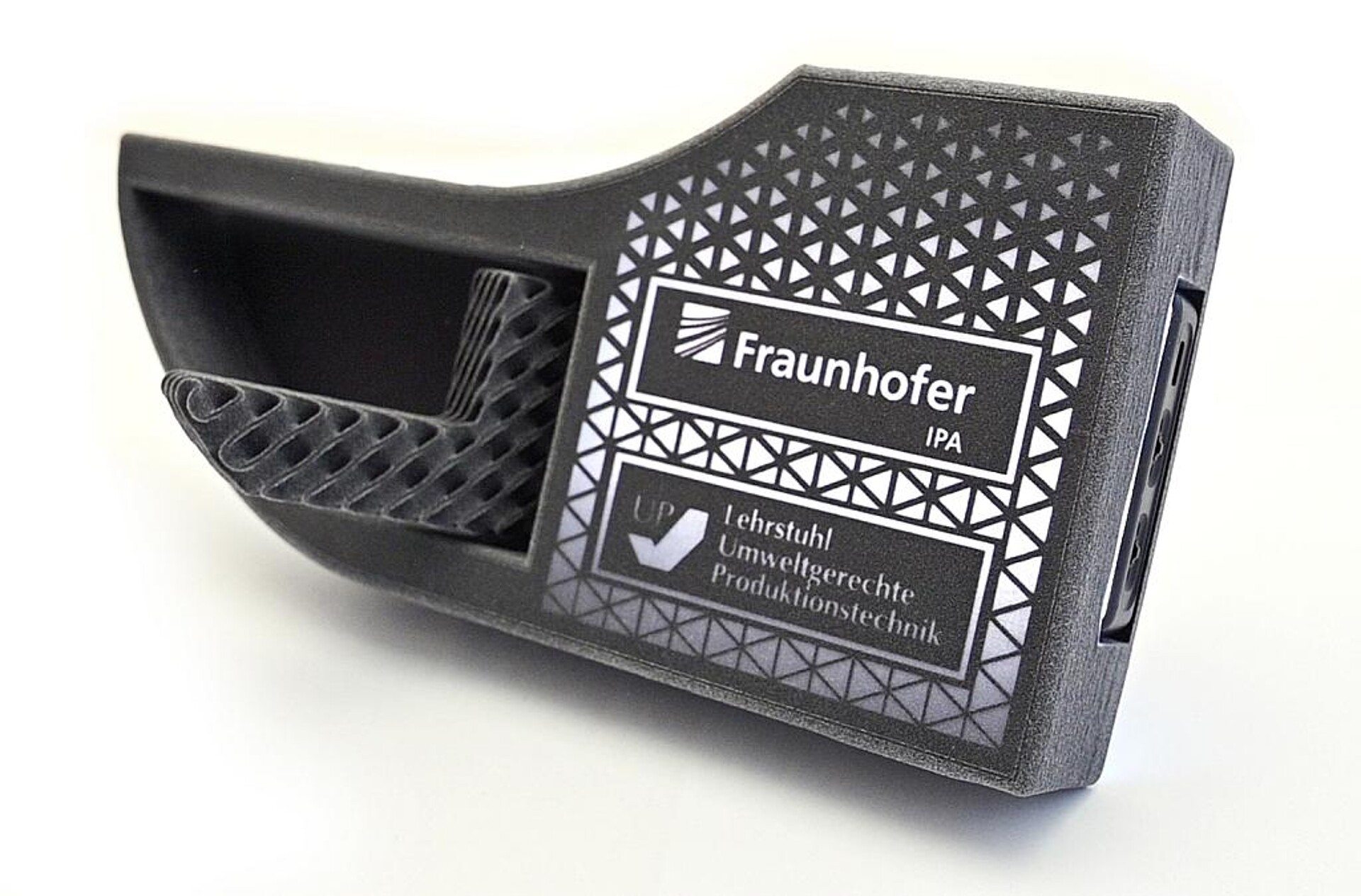 Hinterleuchtete Türverkleidung aus dem 3D-Drucker. (Foto: Christian Bay/Fraunhofer IPA)