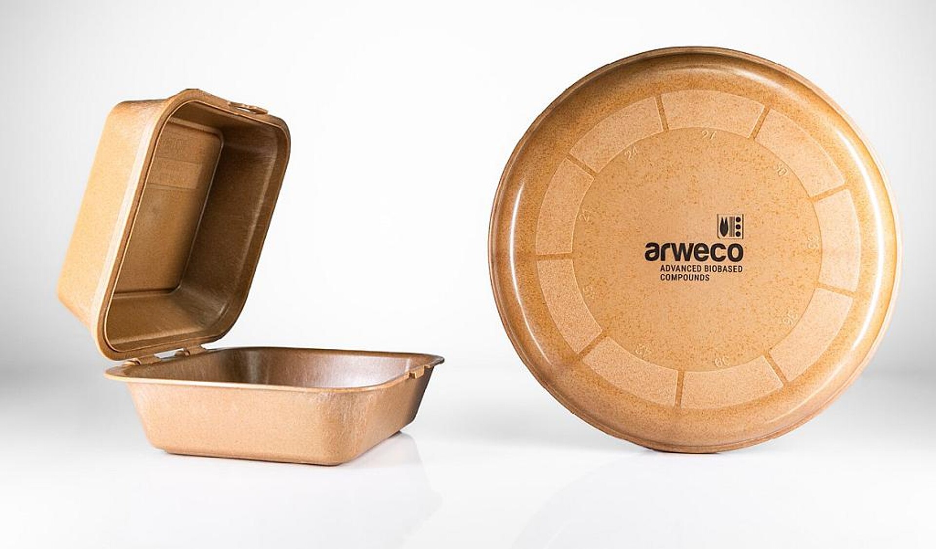 Fastfood-Mehrweg-Verpackung und Frisbee-Scheibe aus biobasiertem Material. (Foto: Polytives)