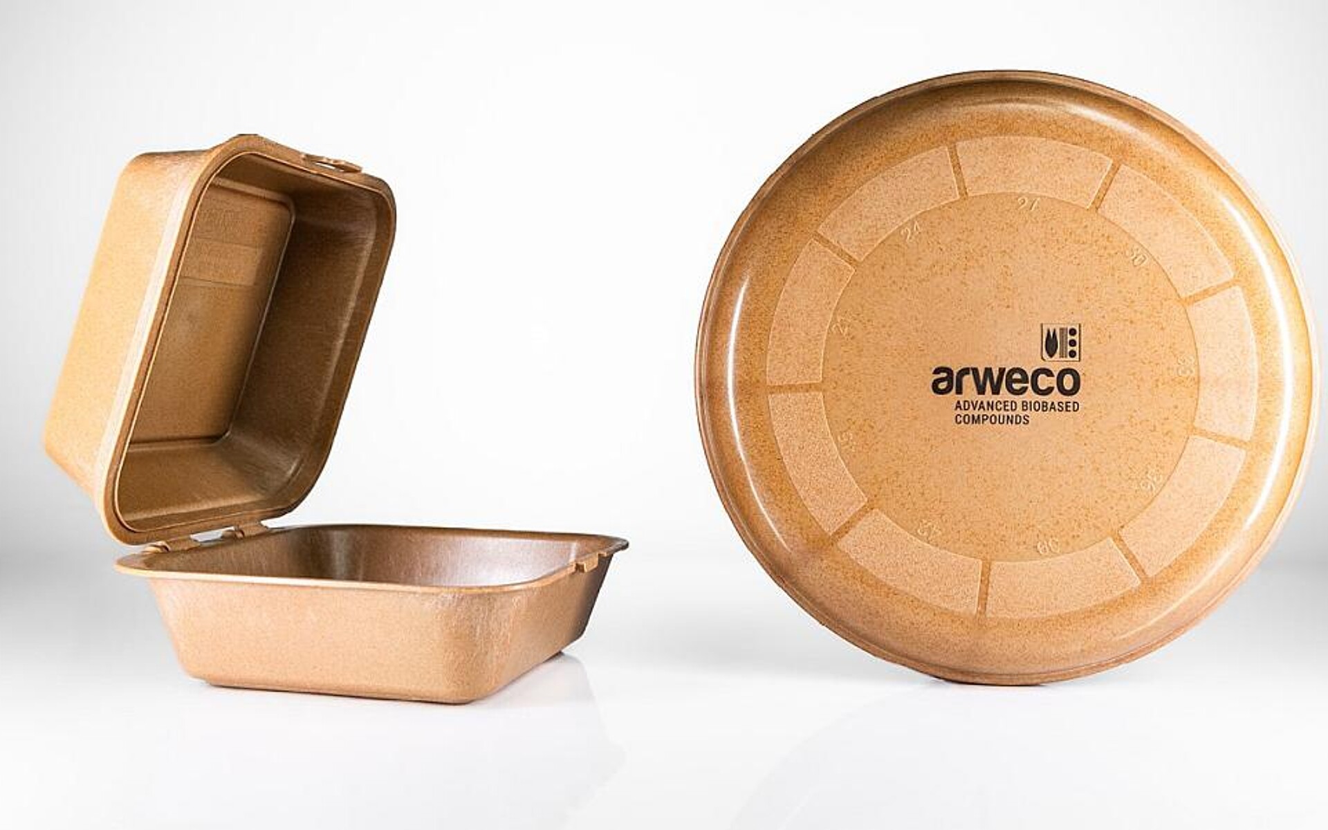 Fastfood-Mehrweg-Verpackung und Frisbee-Scheibe aus biobasiertem Material. (Foto: Polytives)