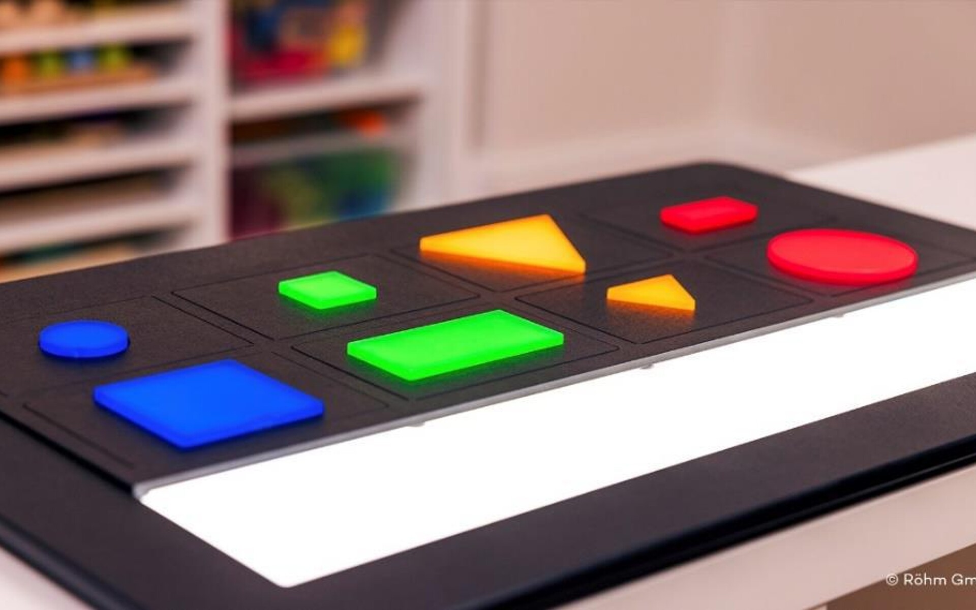 Die transluzenten, farbigen Spielsteine bestehen aus diffus lichtstreuendem Plexiglas Softlight. Sie werden im Spritzgießverfahren hergestellt. (Foto: Röhm)