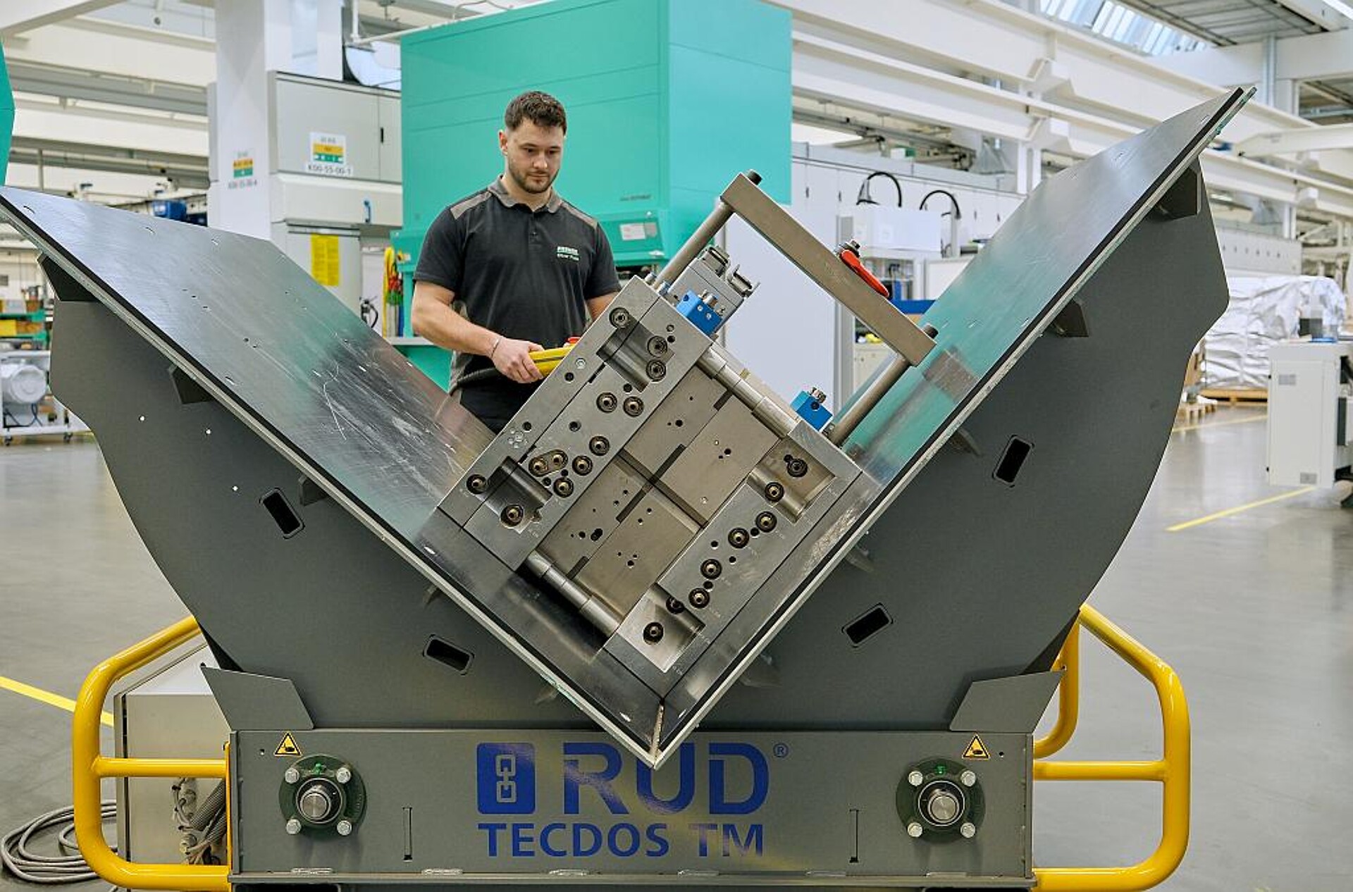 Im Schwerpunkt: Der Wendetisch RUD Tecdos TM wendet Tools und Werkzeuge sanft und sicher. (Foto: Ingo Jensen/RUD)