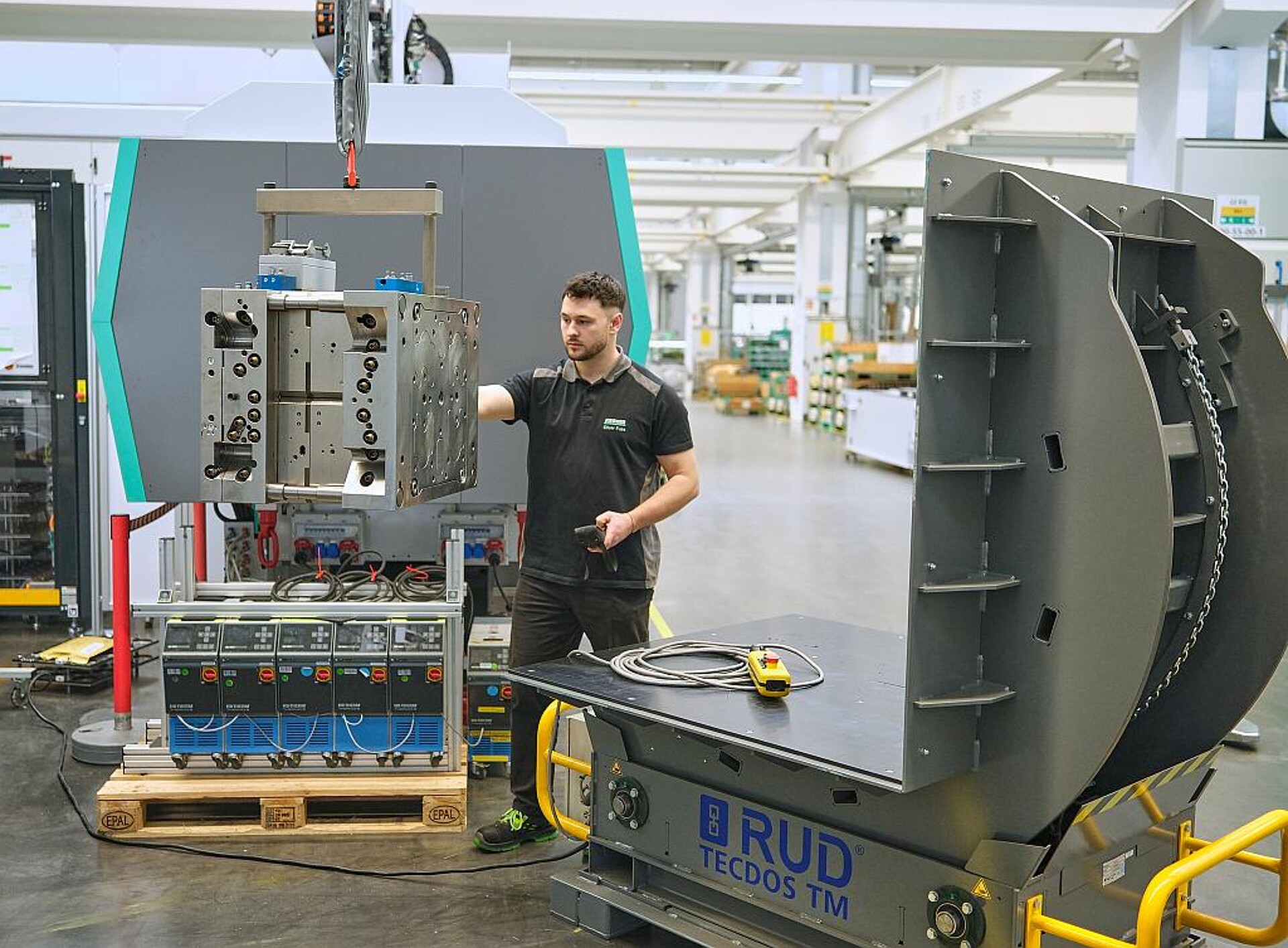 Der Kran hebt die Tools und Werkzeuge auf den Wendetisch, die 90-Grad-Drehung übernimmt der RUD Tecdos TM. (Foto: Ingo Jensen/RUD)