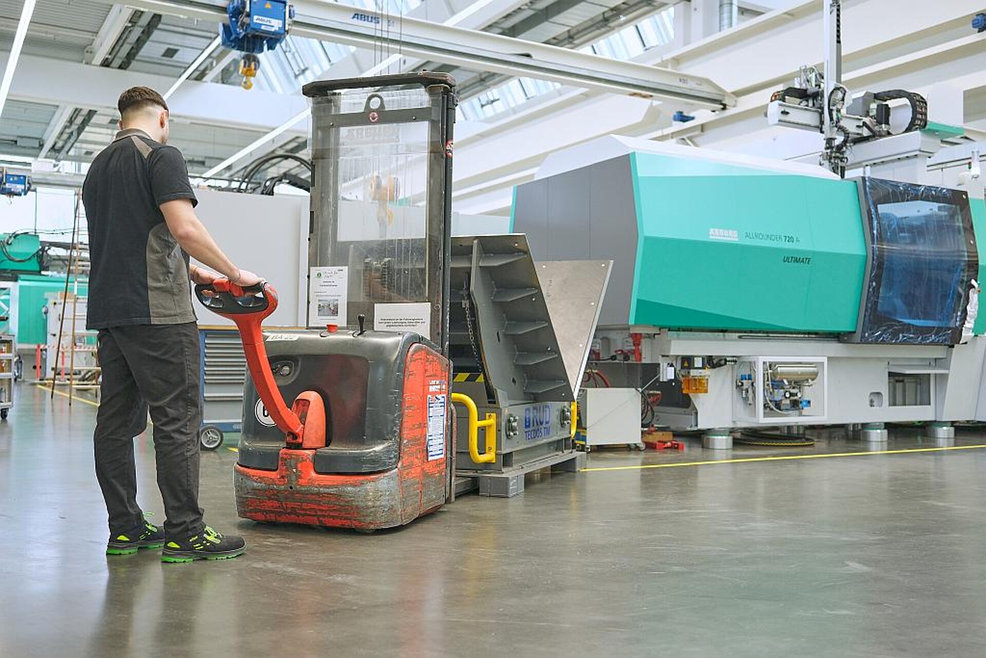 Die Wendehilfe kommt zum Tool: Arburg transportiert den RUD Tecdos TM per Hubwagen zwischen den verschiedenen Hallen zum gewünschten Einsatzort. (Foto: Ingo Jensen/RUD)