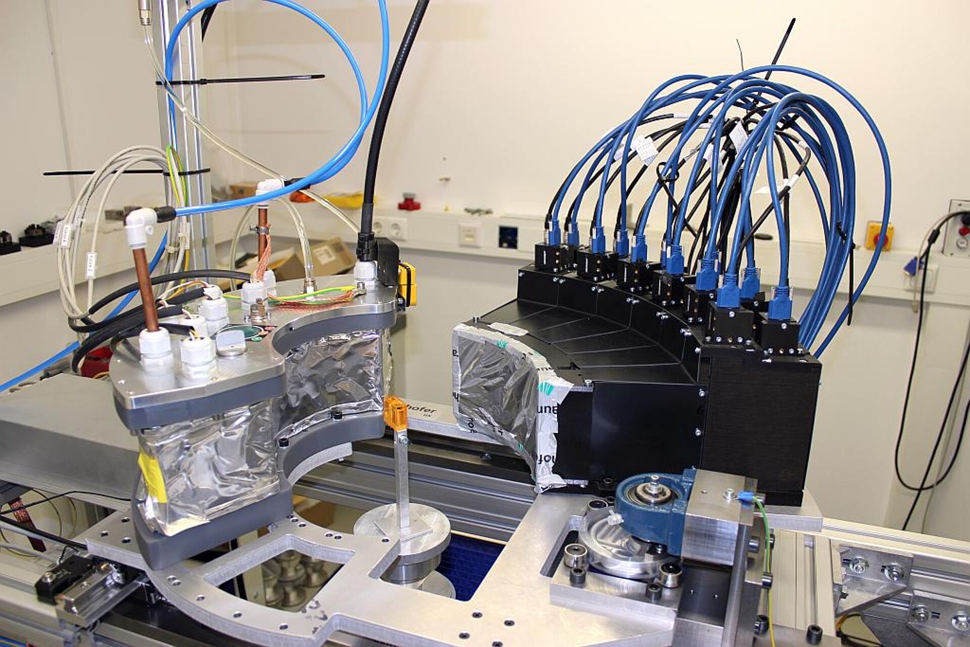 Labor-Messstand zur Röntgen-CT-Messung, der für den Online-Einsatz in der Kunststoffextrusion weiterentwickelt werden soll. (Foto: Simon Rettenberger, Fraunhofer IIS)