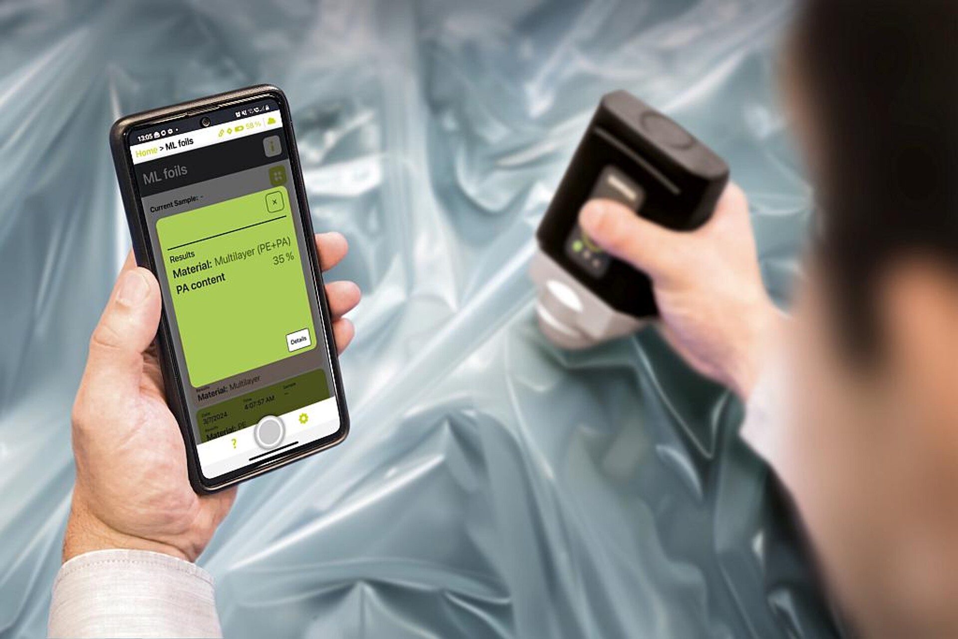 Vor-Ort-Identifizierung von Multi-Material-Folien mit der mobilen NIR-Spektroskopie-Technik. (Foto: Trinamix)