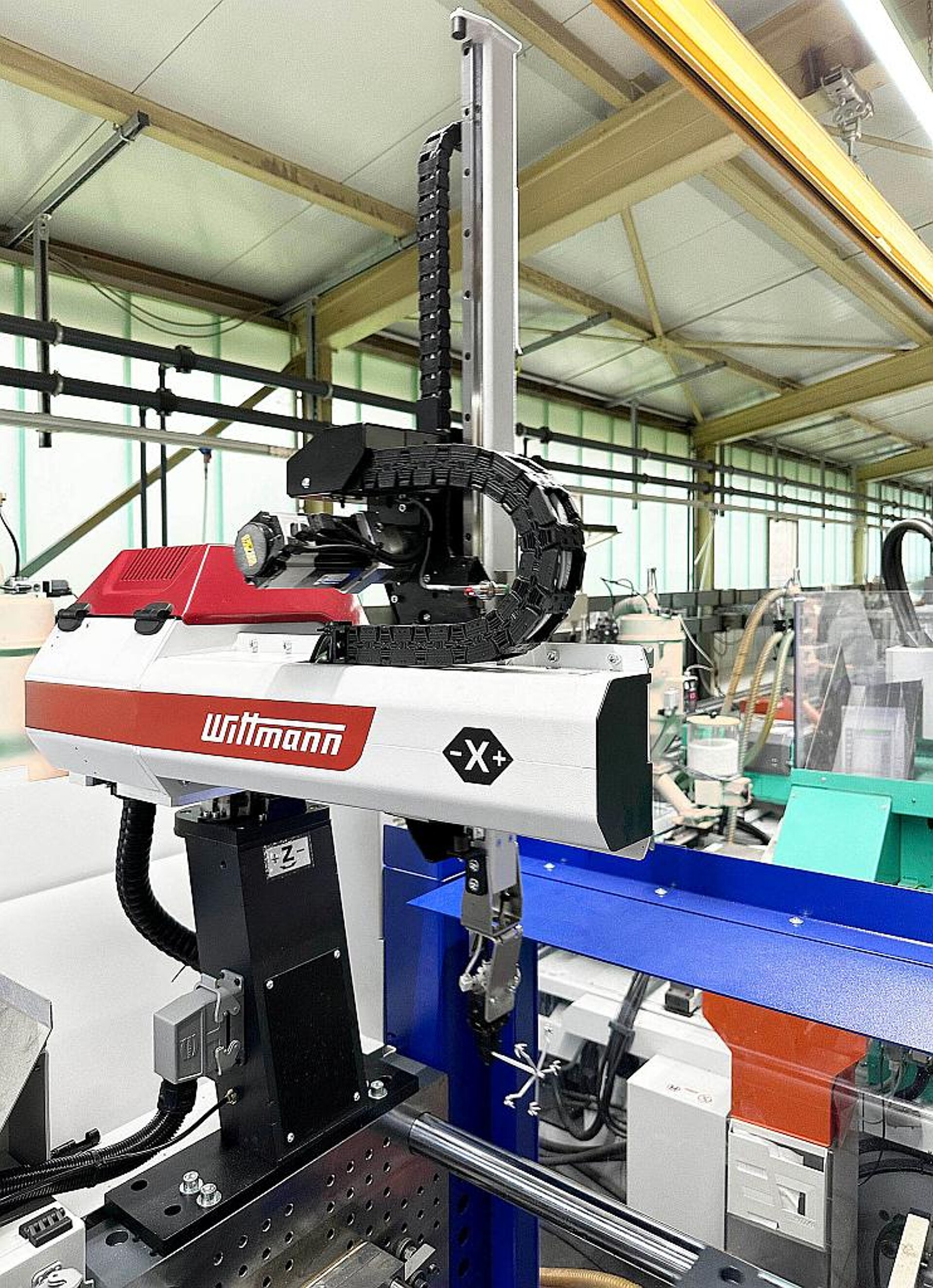 Die neuen Angussentnahmegeräte mit Servo-Drehachse vom Typ WX90 besitzen eine R9-Steuerung und sind damit vollständig in die Produktionszelle integriert. (Foto: Wittmann)
