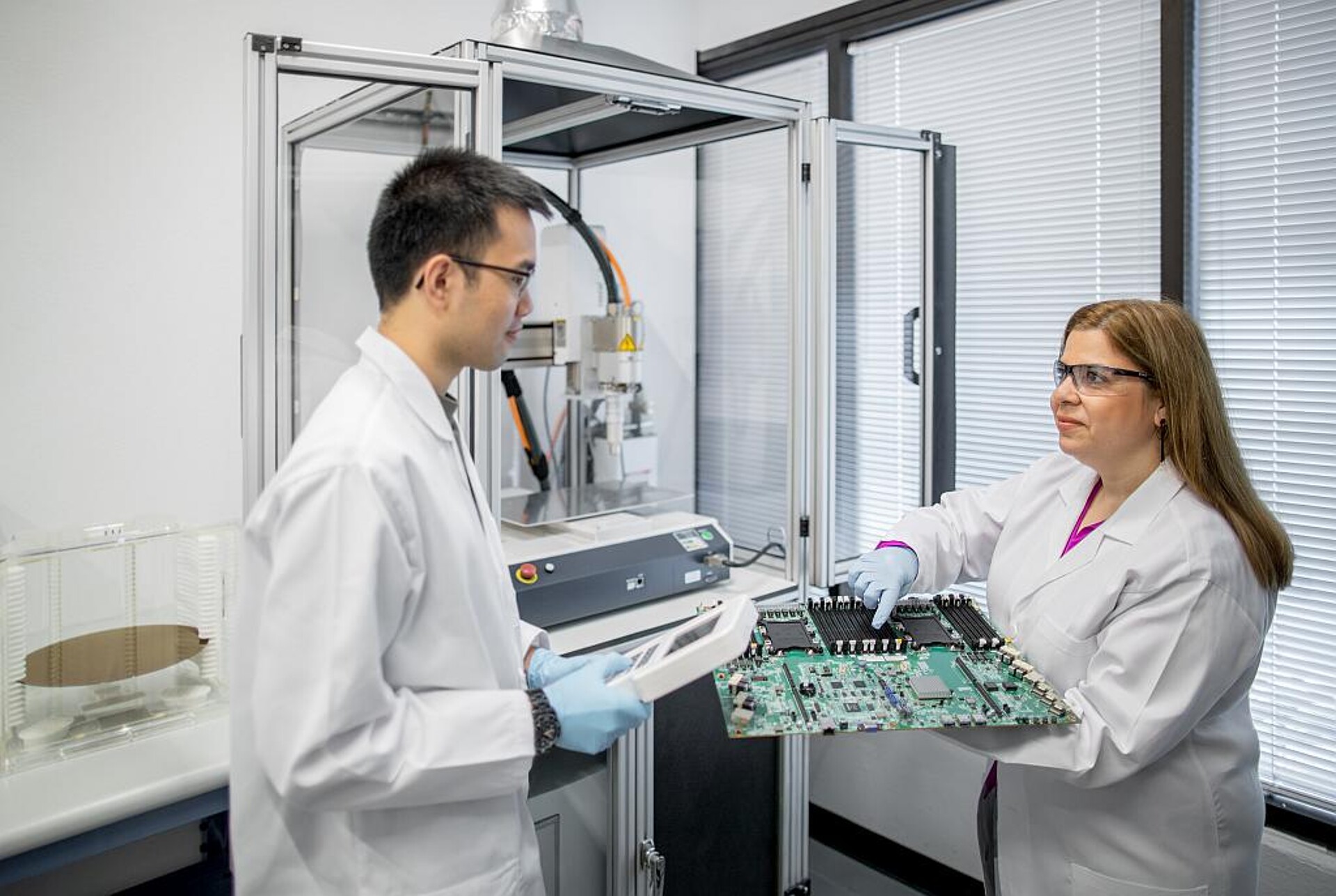 Tests und Live-Demonstrationen erfolgen an kundeneigenen Materialien in der Anwendungstechnik in einem der Plasmatreat-Technologiezentren. (Foto: Plasmatreat)