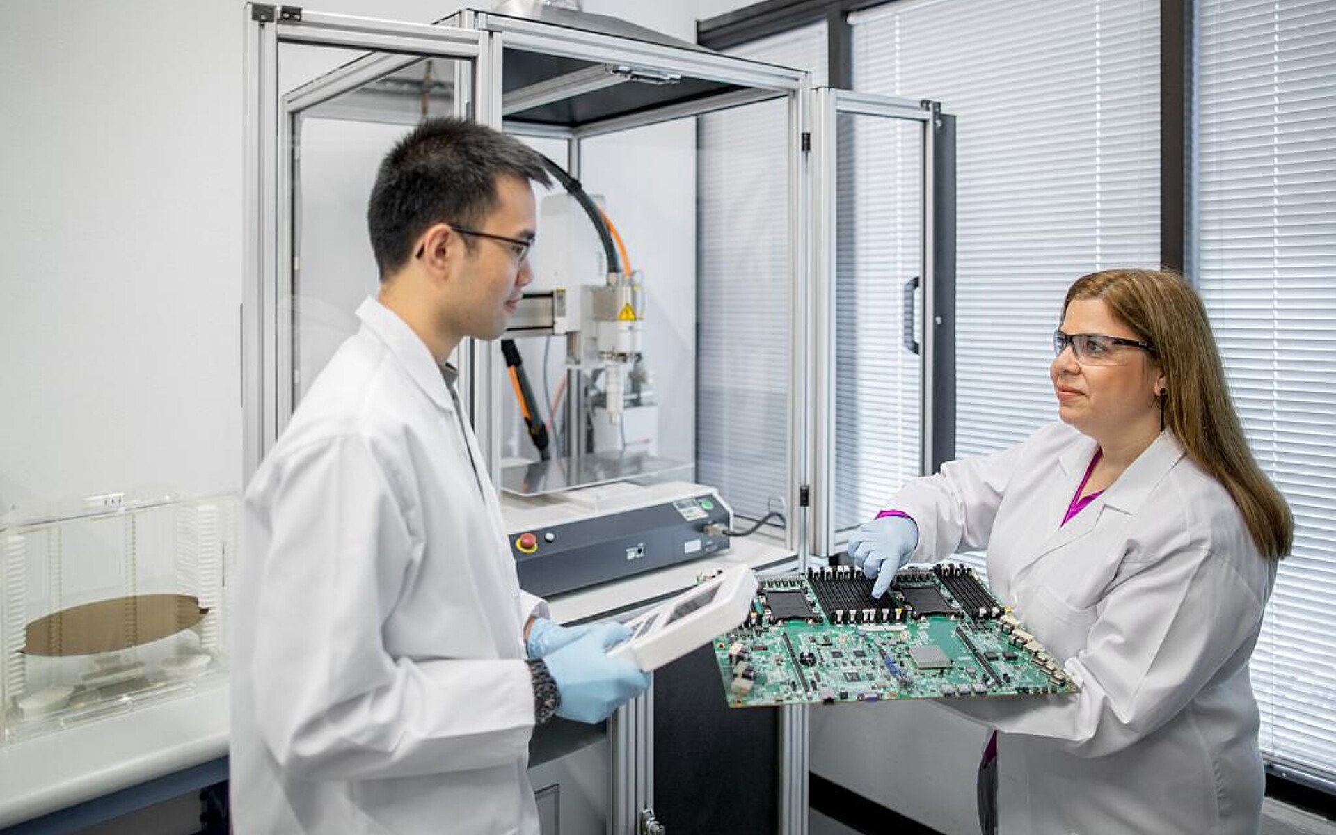 Tests und Live-Demonstrationen erfolgen an kundeneigenen Materialien in der Anwendungstechnik in einem der Plasmatreat-Technologiezentren. (Foto: Plasmatreat)