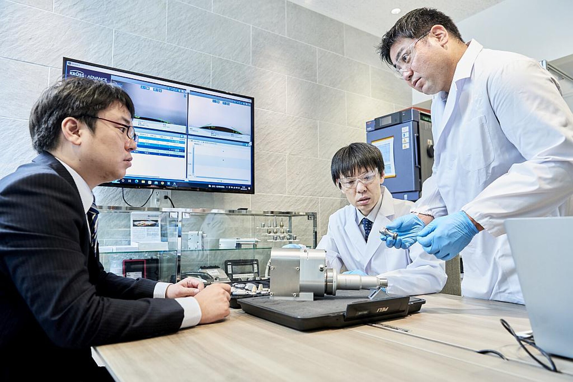 Bei Materialtests vor Ort werden die Ergebnisse der Plasmabehandlung gemeinsam mit den Kunden ausgewertet und analysiert. (Foto: Plasmatreat)