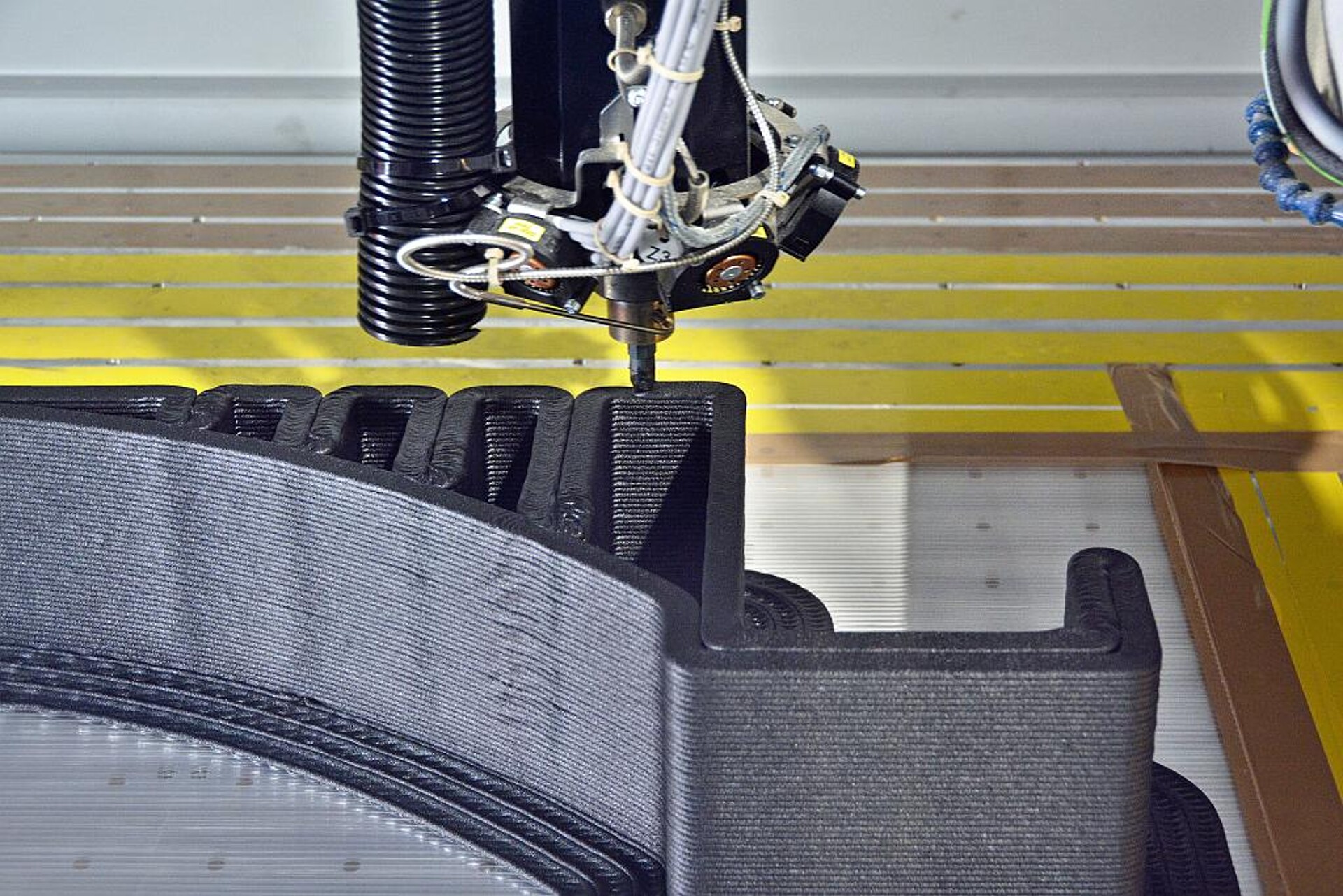 Ausstoßvolumen von 8 kg/h über die Extruderdüse mit 8 mm Durchmesser. (Foto: Lehvoss/Reichenbacher)