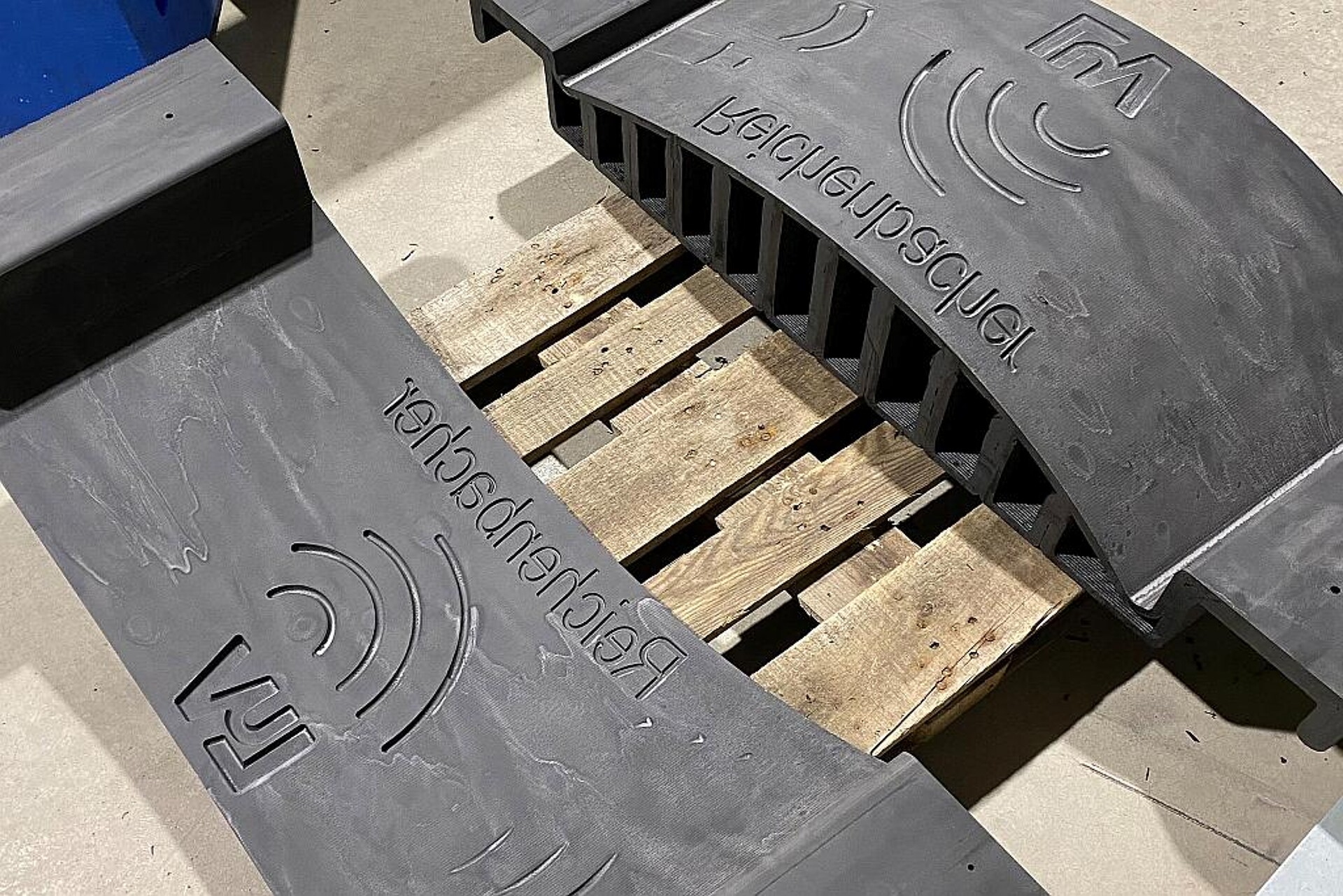 Konkaves und konvexes Formteil mit eingefräster individueller Oberflächenstruktur. (Foto: Lehvoss/Reichenbacher)