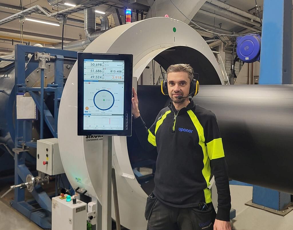 Anders Beijar, Production Manager bei Uponor Infra Oy, mit dem Centerwave 6000. (Foto: Sikora)