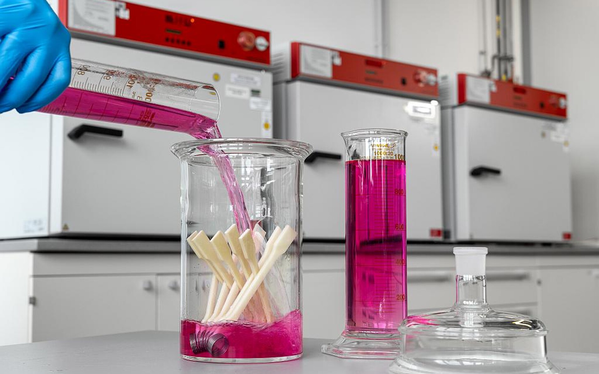 Die Beständigkeit wird unter verschiedenen Medieneinflüssen untersucht. (Foto: Luca Hoffmannbeck/SKZ)