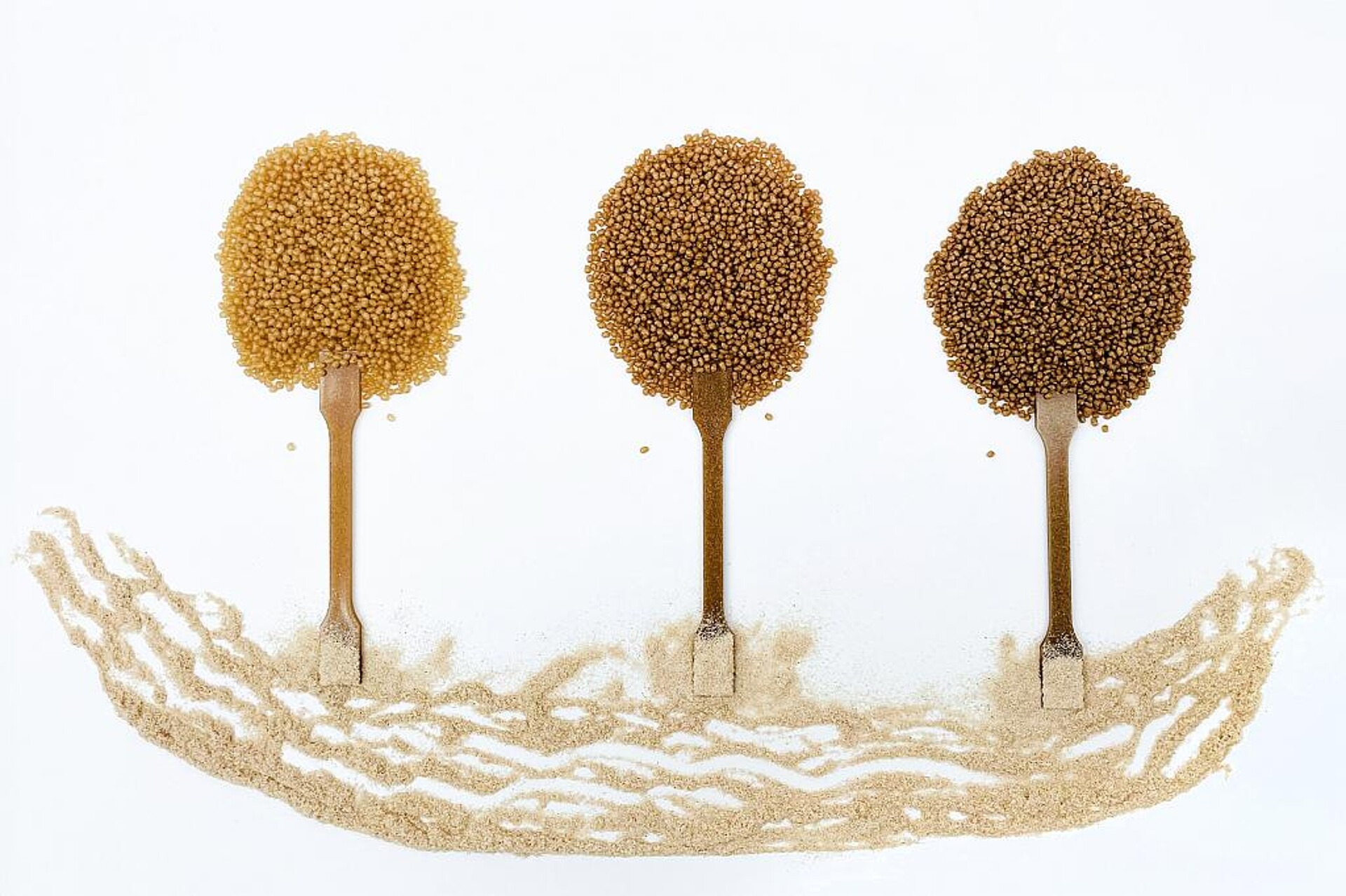 Drei M·Biobase-Compounds mit unterschiedlich hohem Anteil an Holzfasern. (Foto: Bio-Fed)