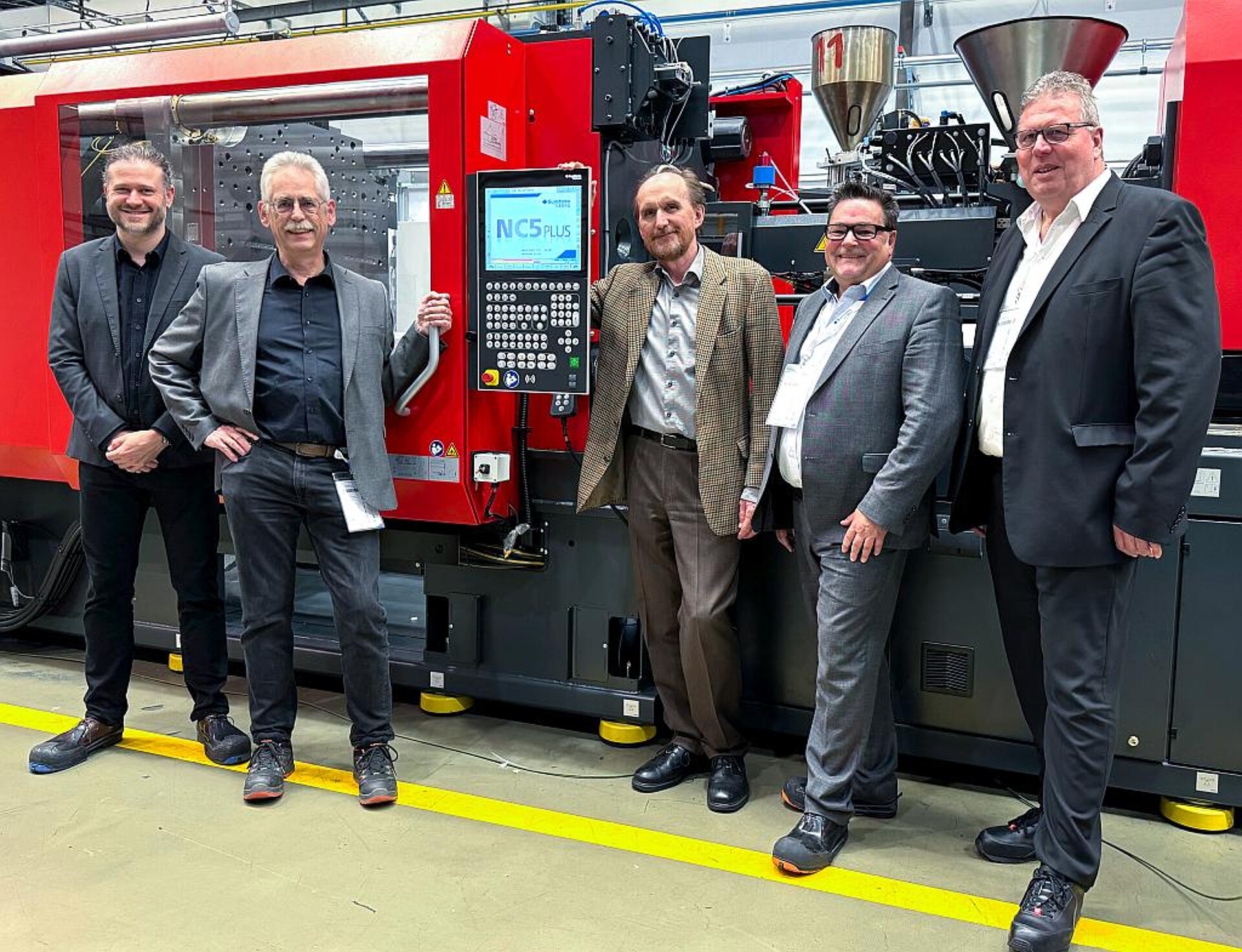 v. l.: Mathias Gerber, Urs Wespi (beide PB Swiss Tools), Klaus Rahnhöfer (Sumitomo (SHI) Demag), Peter Kirst und Urs Kocher (beide Mapag) bei der Abnahme der IntElect2 350/830-1100H-450L-450Y in Schwaig. (Foto: Sumitomo (SHI) Demag)