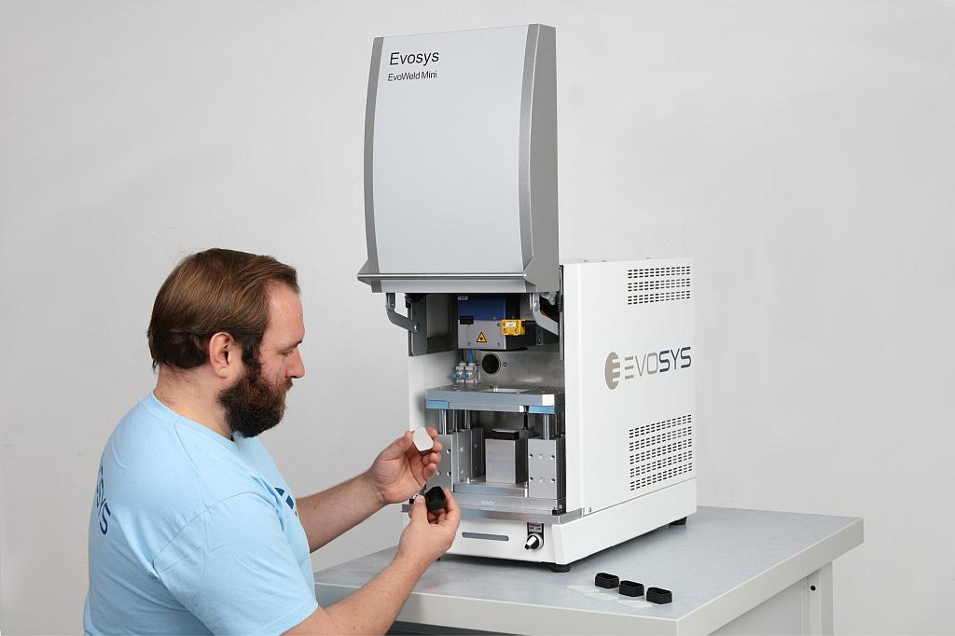 Das kompakte Tischgerät EvoWeld Mini ist nun auch mit Radial-Modul und Faserlaser (2 µm) Ausstattung zu haben. (Foto: Evosys)