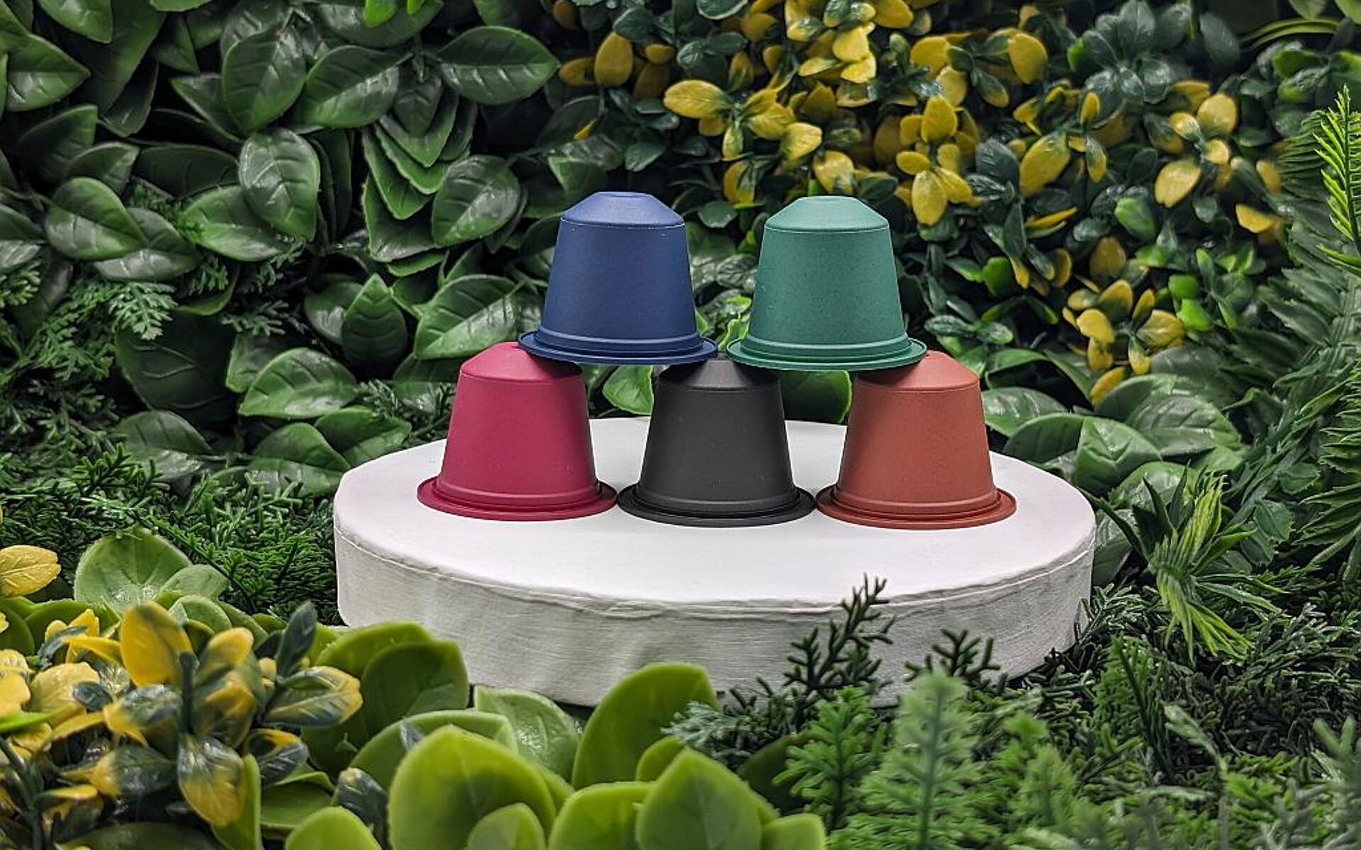 Die heimkompostierbaren Kaffeekapseln mit guten Barriereeigenschaften können in zehn Farben eingefärbt werden. (Foto: Golden Compound)