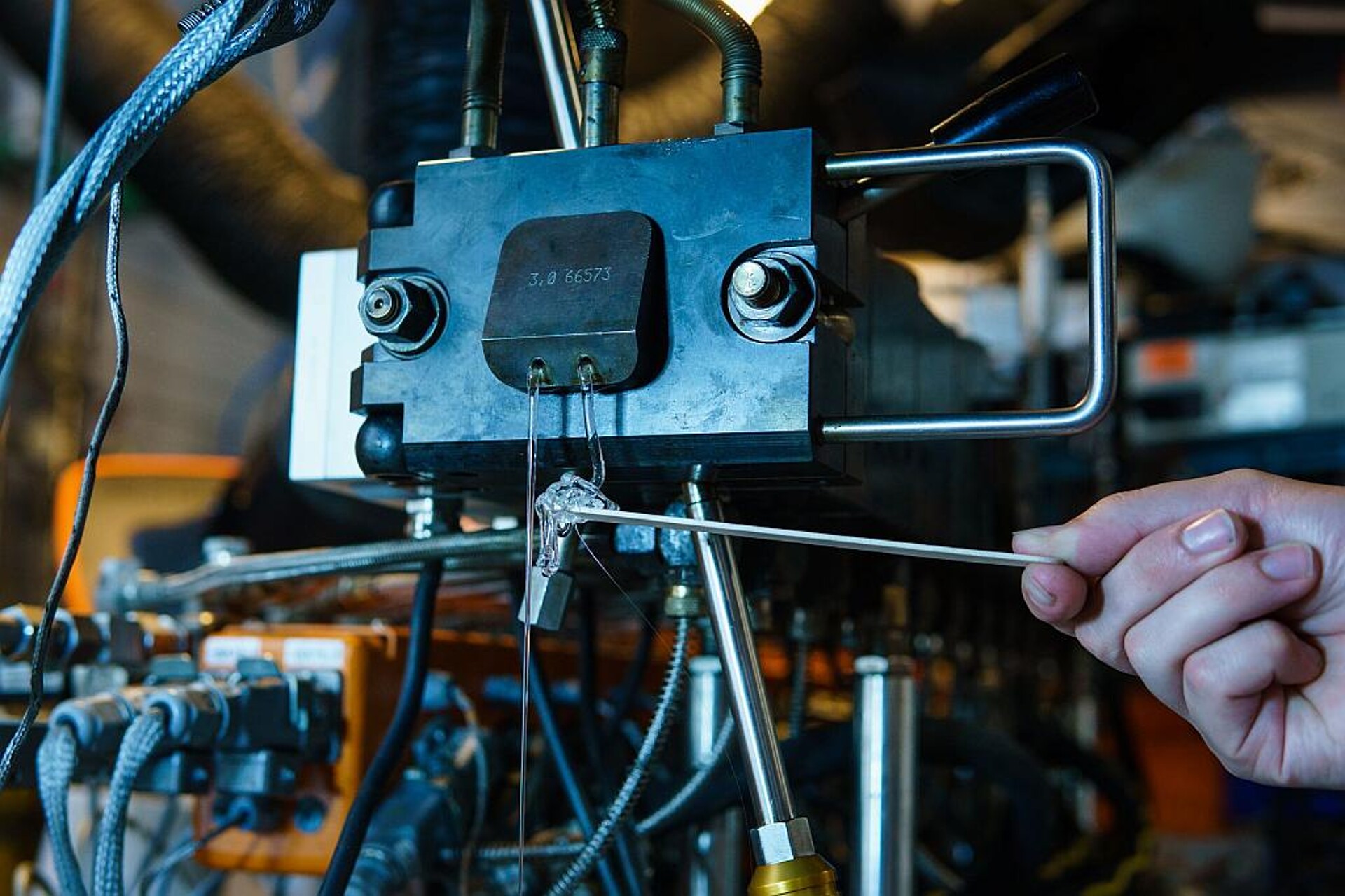 Extrudierter Strang aus kontinuierlicher Synthese von thermoplastischem Polyurethan auf Basis von Paraformaldehyd-basiertem Polyol. (Foto: ICT)