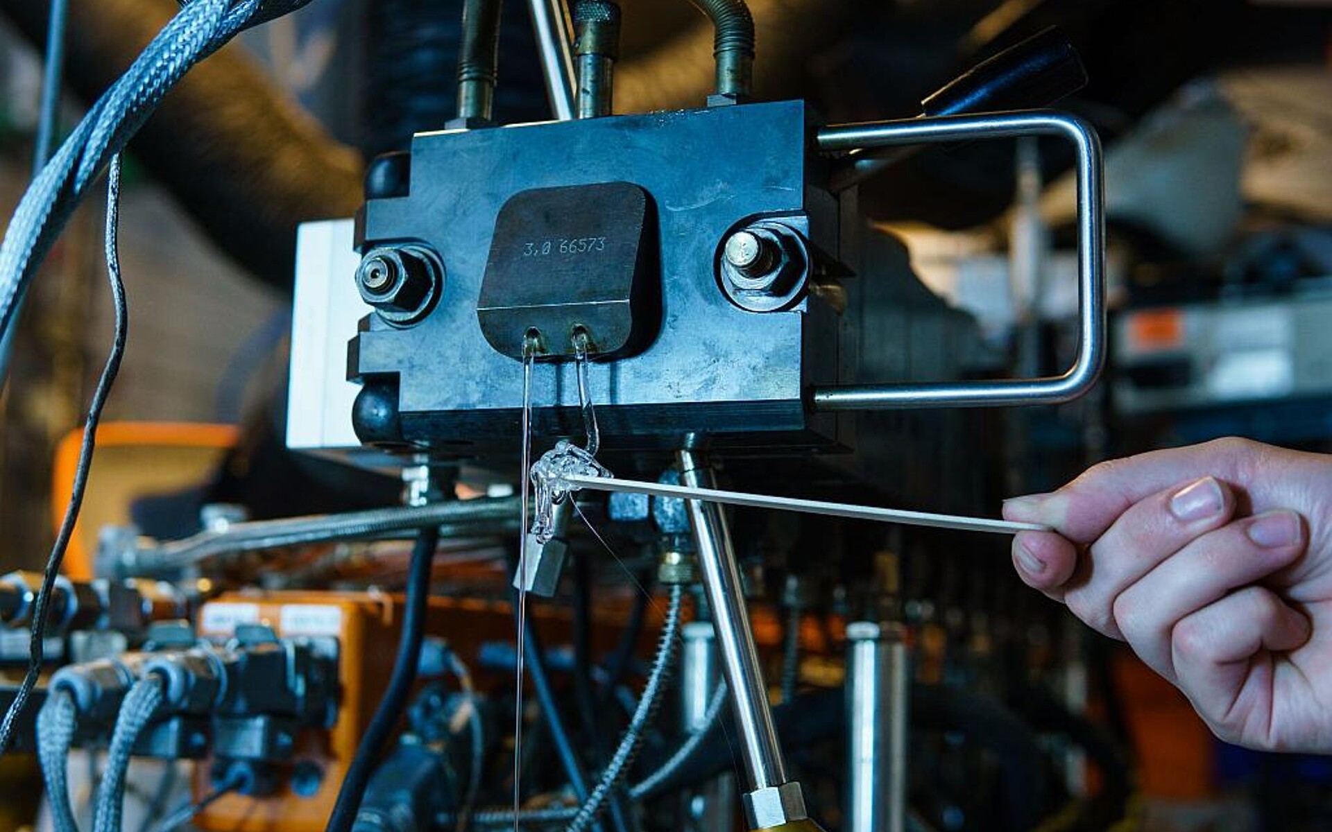 Extrudierter Strang aus kontinuierlicher Synthese von thermoplastischem Polyurethan auf Basis von Paraformaldehyd-basiertem Polyol. (Foto: ICT)