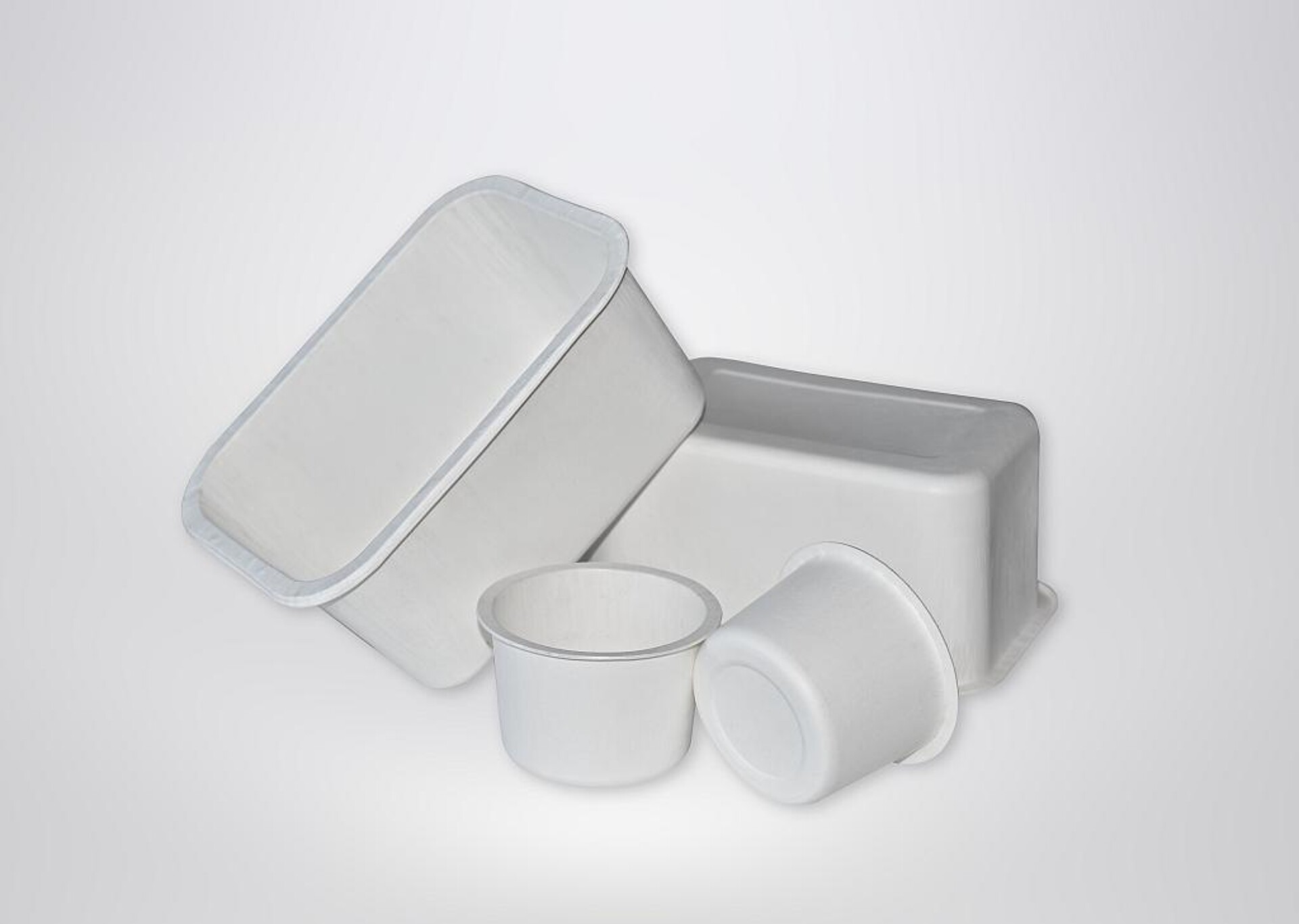 Faserbasierte Verpackungen mit hohem Streckverhältnis – wie z. B. Rundbecher und Schalen – können mit dem neuen Verfahren wirtschaftlich und nachhaltig hergestellt werden. (Foto: Illig)