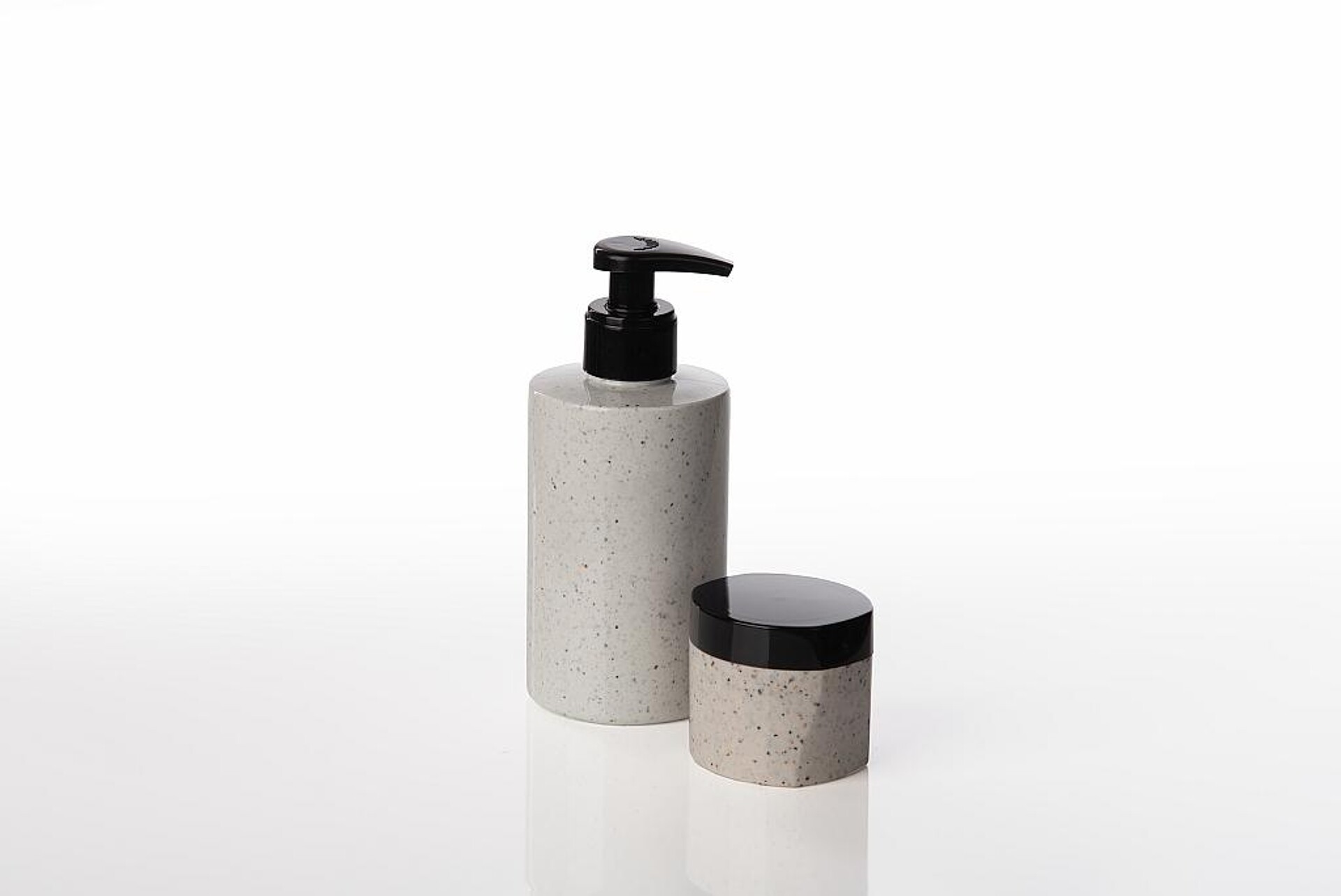 Lifocolor zeigt erste Anwendungsbeispiele für die Granit-Effekt-Masterbatches. (Foto: Lifocolor)