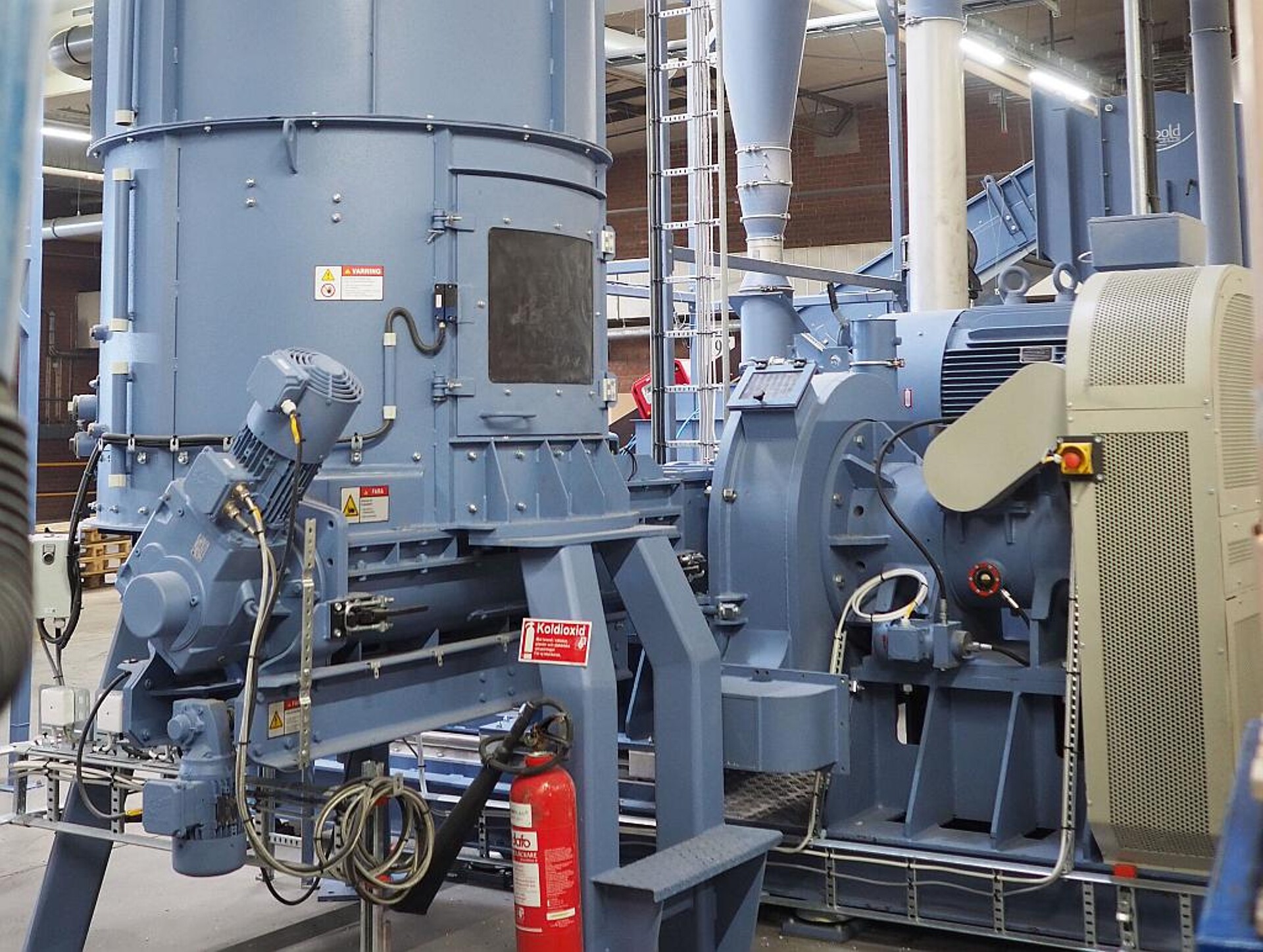 Ein neuer Verdichter ermöglicht die Verarbeitung von mehr Arten von Industrieabfällen und umfasst einen Materialtank (l.) und den Verdichtungsteil (r,), der die Dichte der Materialien erhöht. (Foto: Polykemi)