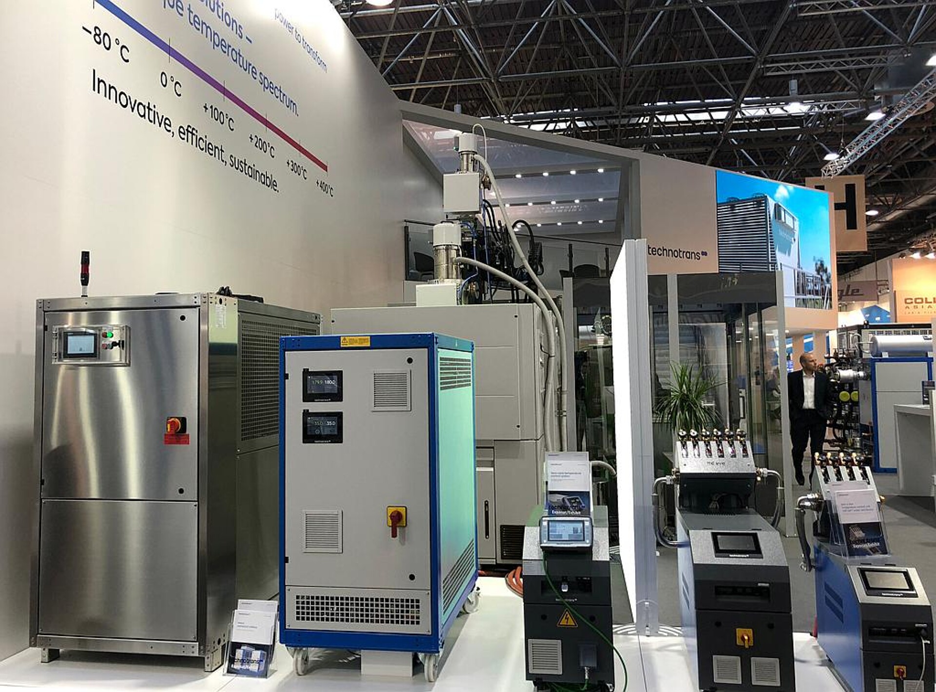 In einer Live-Anwendung sorgen mehrerer Technotrans-Systeme für das Temperiermanagement an einer vollelektrischen Spritzgießmaschine von KraussMaffei. (Foto: Technotrans)