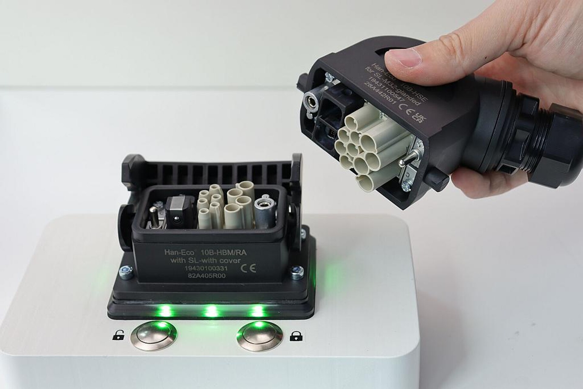 Über das neue aktive Steckverbinder-Konzept Han Lock & Light von Harting sind Anbau- und Peripheriegeräte, die über die Maschine mit Gleichspannung (600 bis 750 V) versorgt werden, sicher und flexibel anbindbar. Das zugehörige Steckverbinder-Gehäuse wird am Stand gefertigt. (Foto: Harting)