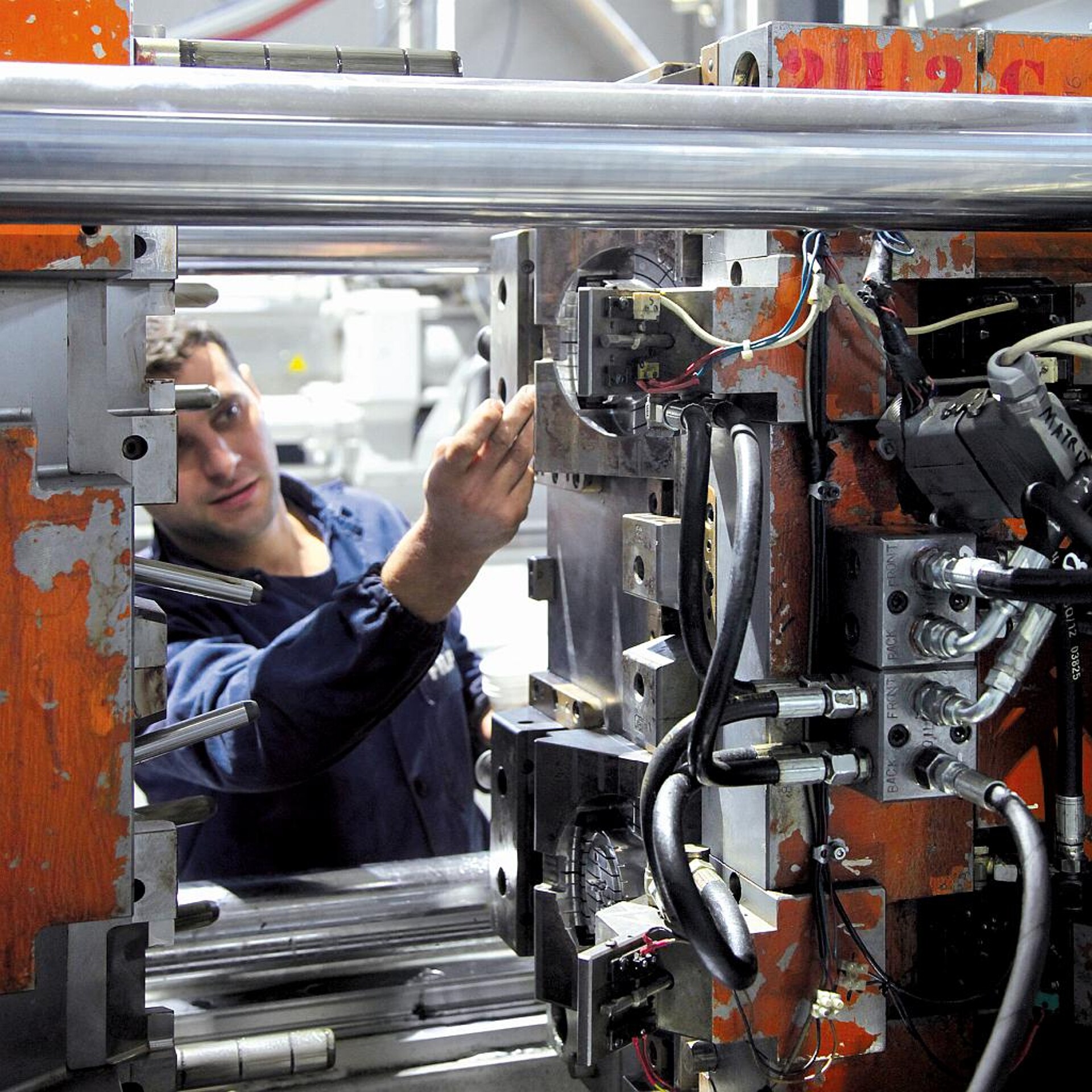 Das Hochleistungsfett Elkalub GLS 563 ist für die Schmierung von Spritzgießwerkzeugen geeignet. (Foto: Chemie-Technik)