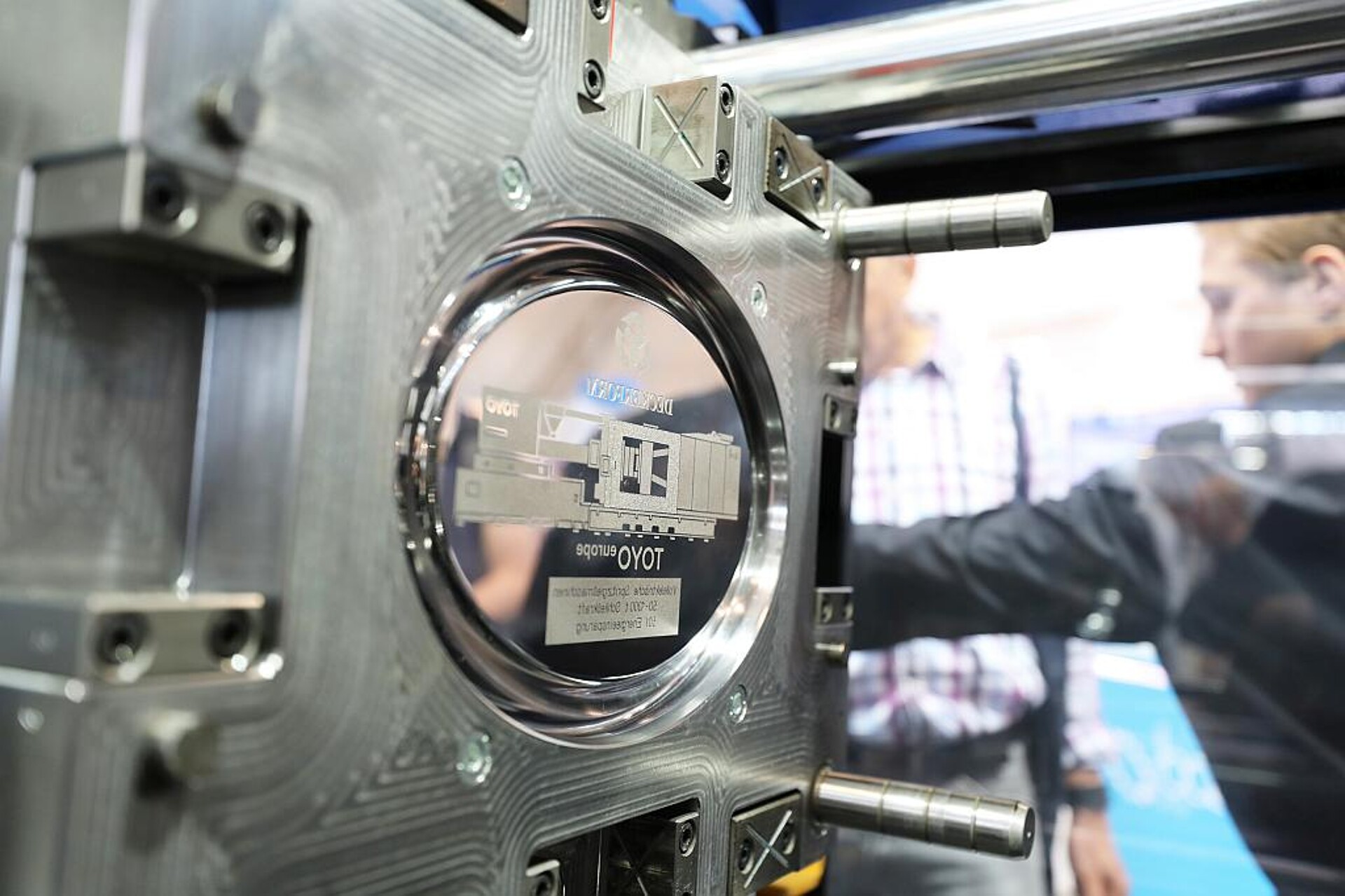 Selbst Bestandswerkzeuge, wie hier für ein Serviertablett, lassen sich ohne große Anpassungen für das neue Spritzschäumverfahren PolyFoamX von Deckerform nutzen. Im Tauchkantenwerkzeug wird zunächst eine dünne Schicht erzeugt, im zweiten Schritt per Spritzschäumen vervollständigt. (Foto: Deckerform)