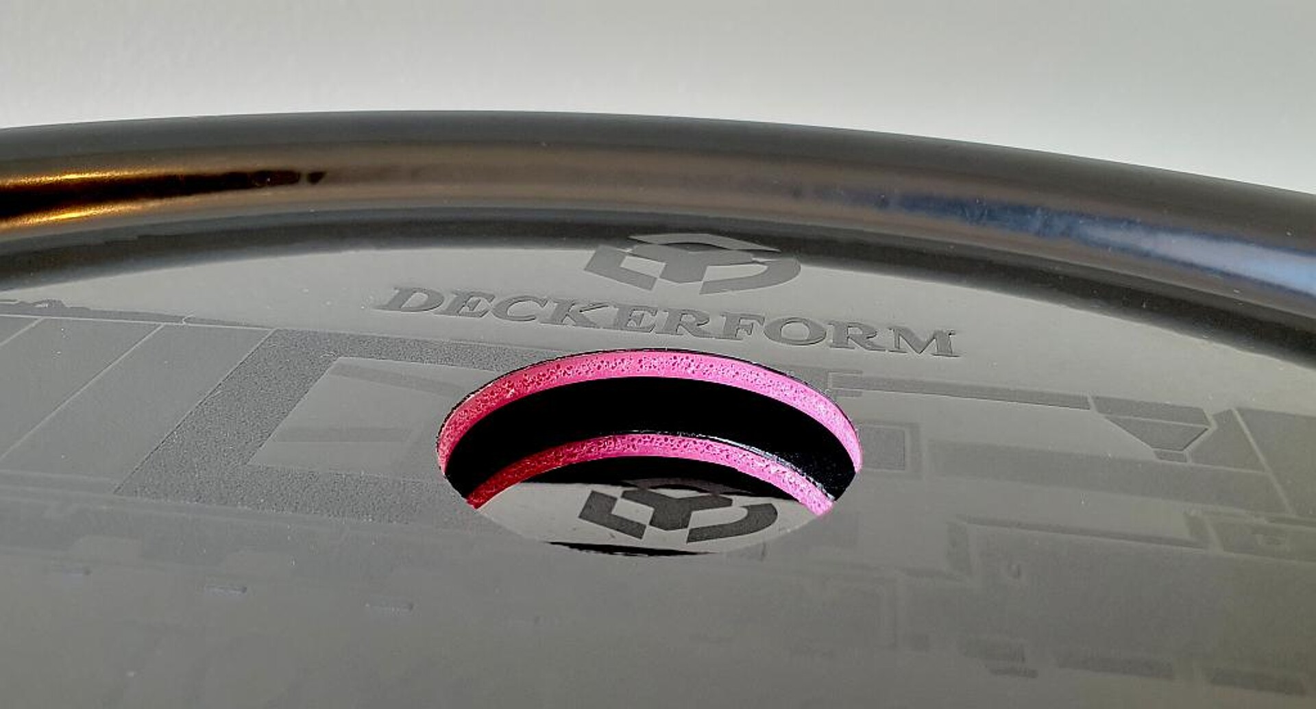 Ein Serviertablett dient als Muster für die neue Technologie und verdeutlicht den Einsatz von Deckerform PolyFoamX mit der Fähigkeit, selbst mit Recyclingwerkstoffen ästhetisch anspruchsvolle und funktionale Oberflächen zu erzielen. (Foto: Deckerform)