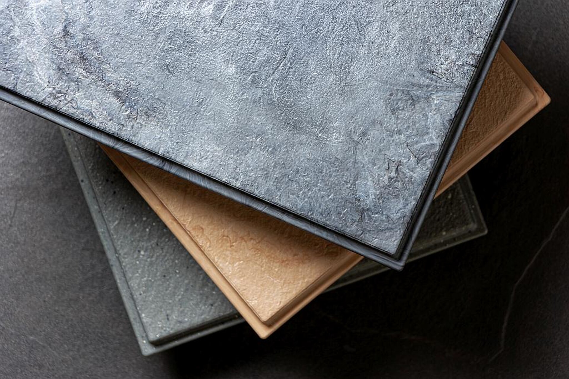 Ein aktueller Trend sind durch Narbungen umgesetzte Steinoptiken. (Foto: Grafe)