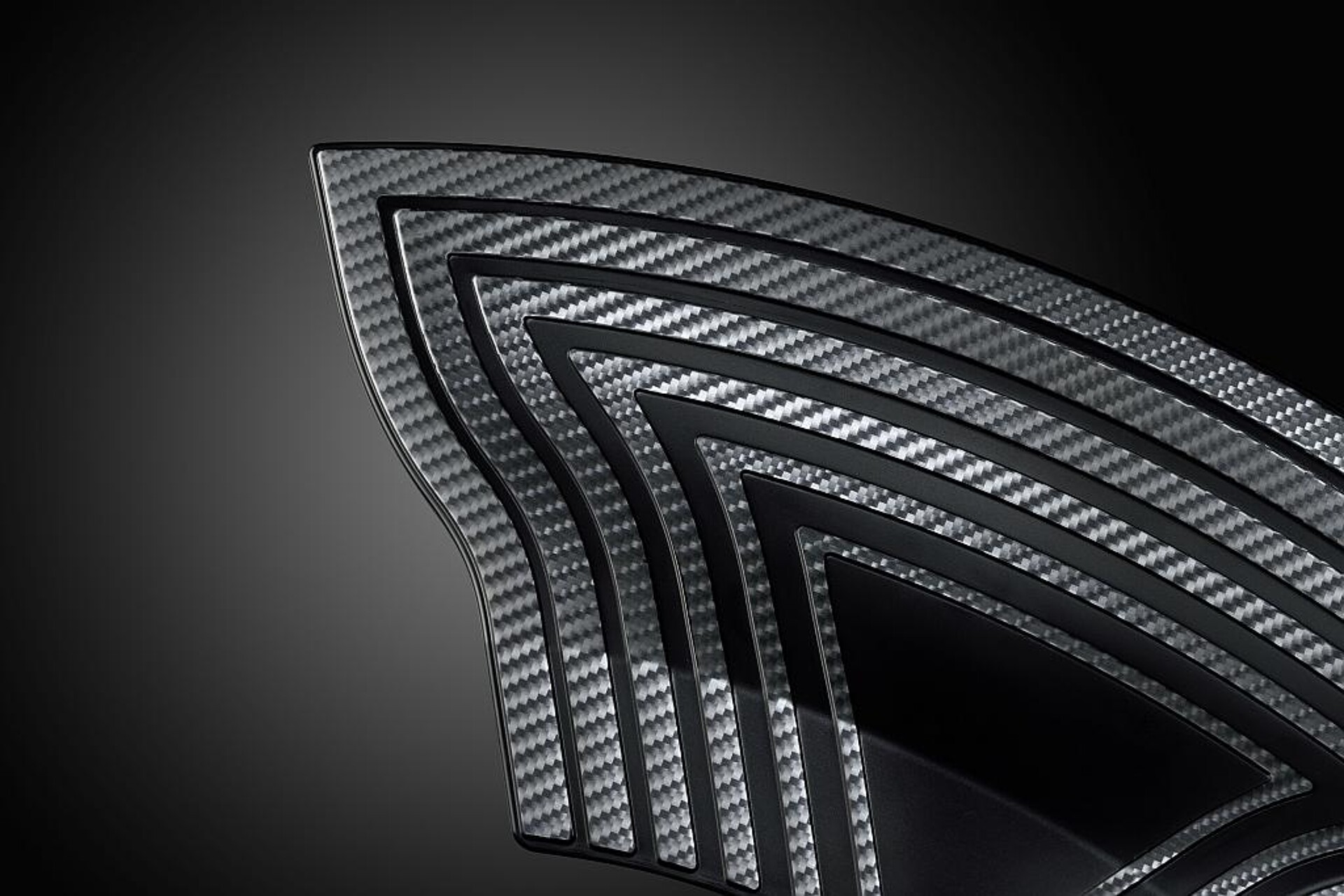 Feine Strukturen im Felgenlack sorgen durch das Heißprägen Performance+ für einen holografischen Ton-in-Ton-Tiefeneffekt. (Foto: Kurz)