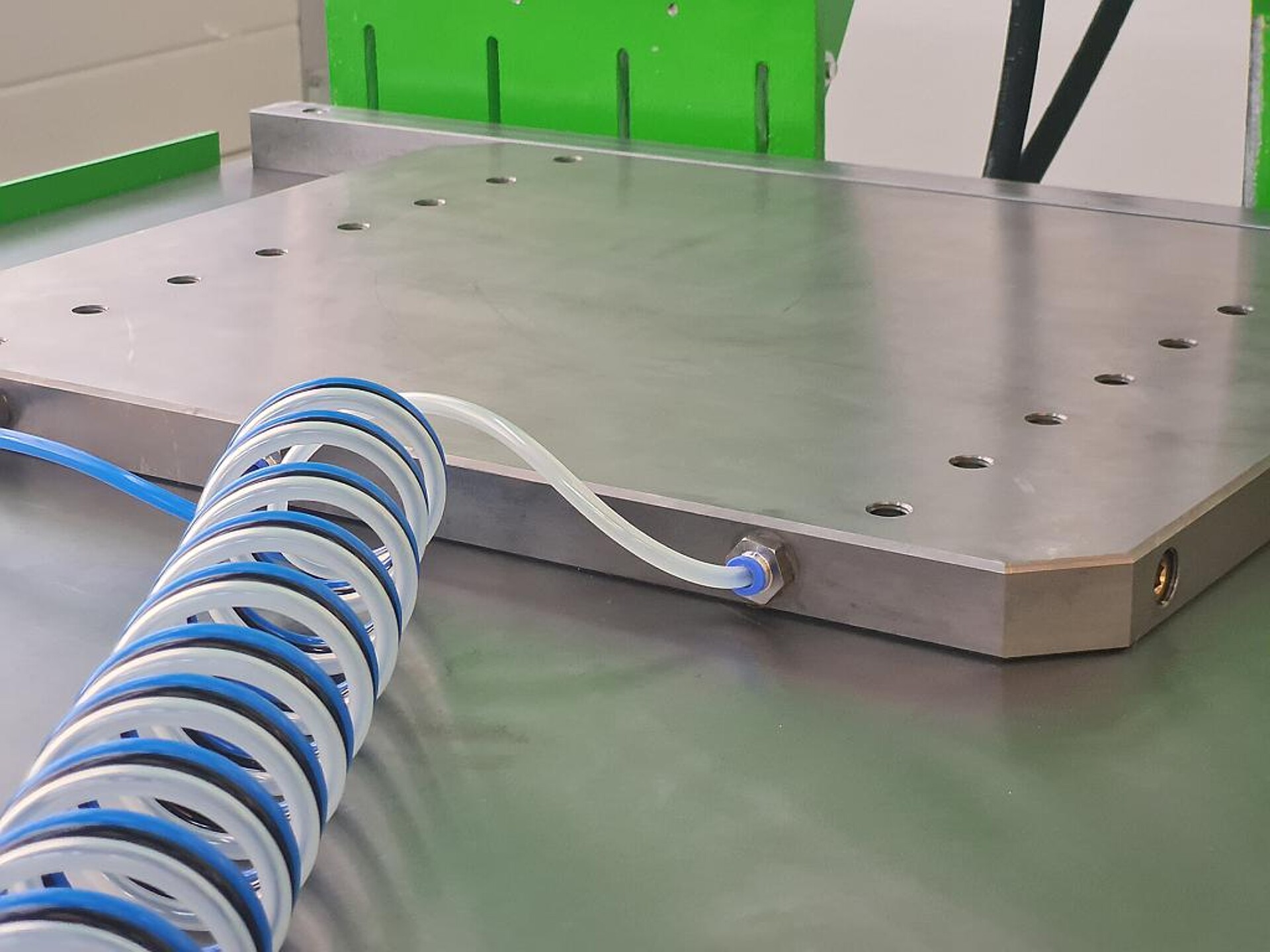 Luftgelagerte Platte als Luftkissenfunktion zur freien Beweglichkeit der Werkzeughälfte. (Foto: Nonnenmann)