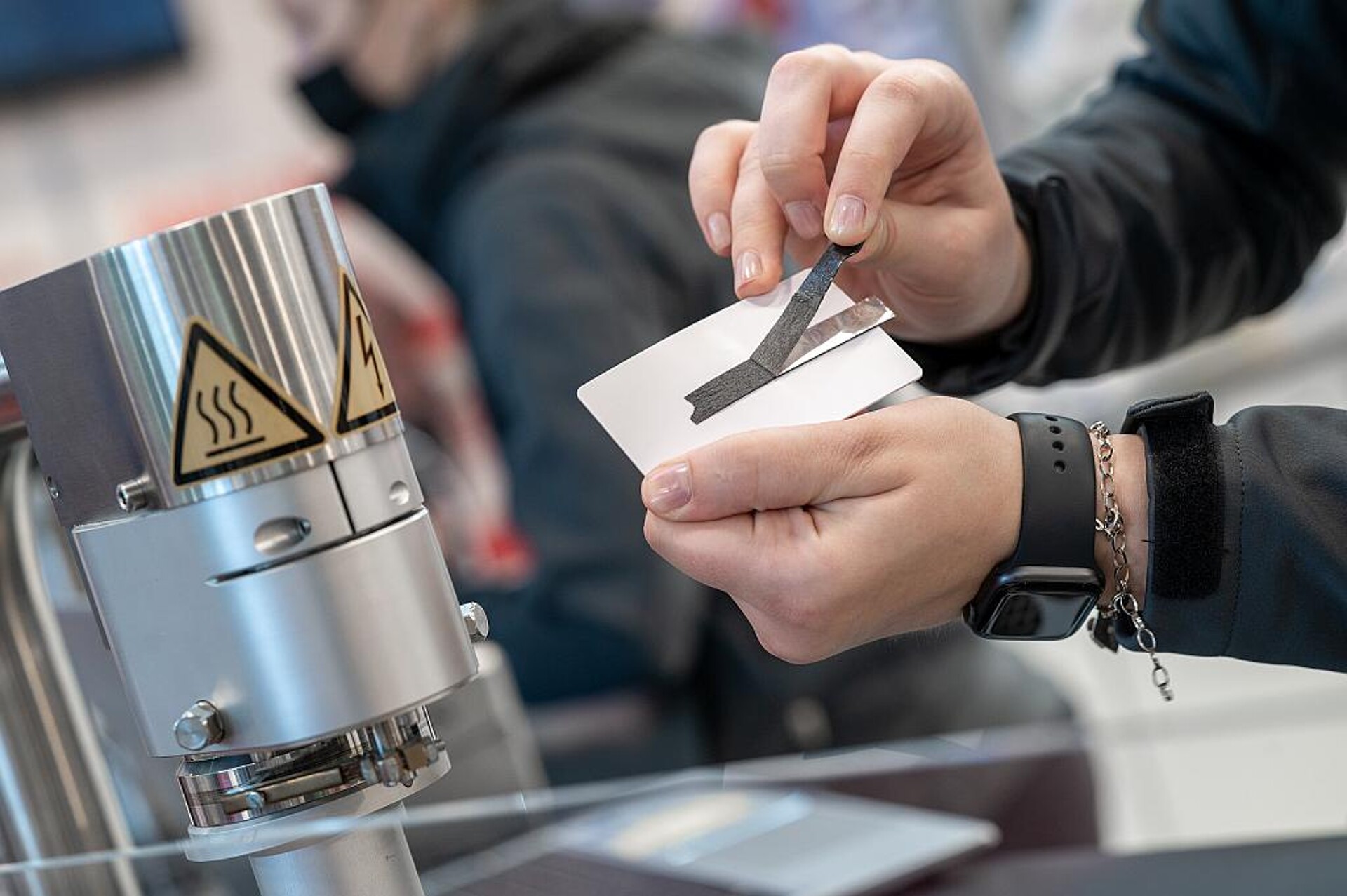 Plasmavorbehandlung ermöglicht strukturelle Verbindungen nicht nur von Klebstoffen, sondern auch von Tapes. (Foto: Plasmatreat)