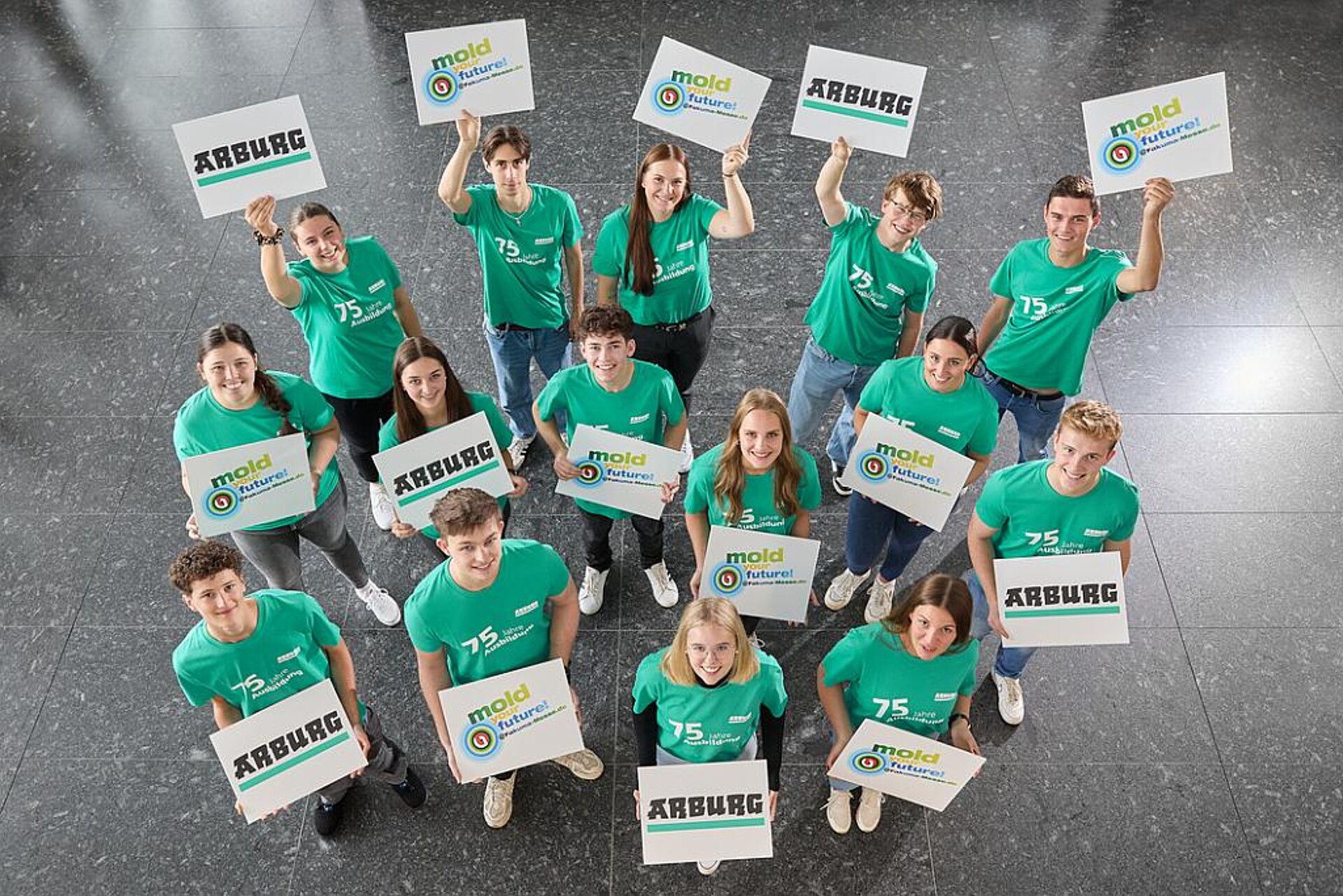 Karriere-Kampagne „mold your future“ auf der Fakuma 2024: Arburg bietet an zwei Tagen – unterstützt von rund 30 Azubis – ein spannendes Programm und informiert über eine Ausbildung oder einen Berufseinstieg in der Kunststoffbranche. (Foto: Arburg)