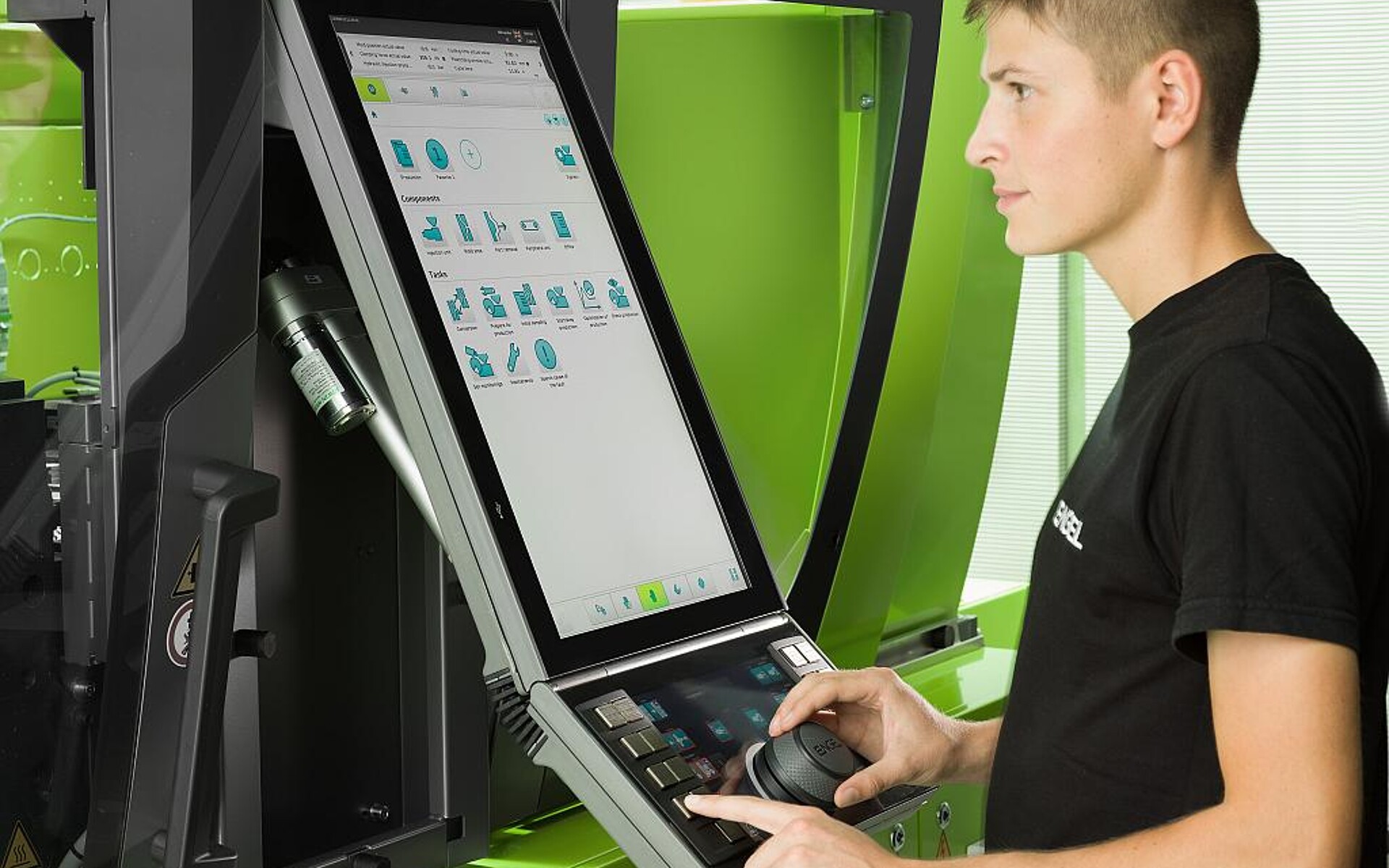 Ergonomische Handhabung und neue Funktionen kennzeichnen die neue Steuerung CC300 plus. (Foto: Engel)