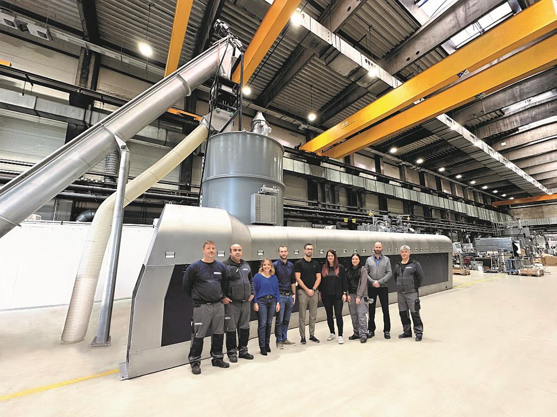 Die Intarema 2325 T-VE plus Regrind Pro ist die größte jemals gebaute Maschine für PO-Mahlgut und erreicht einen Durchsatz von über 4 t/h. (Foto: Erema)