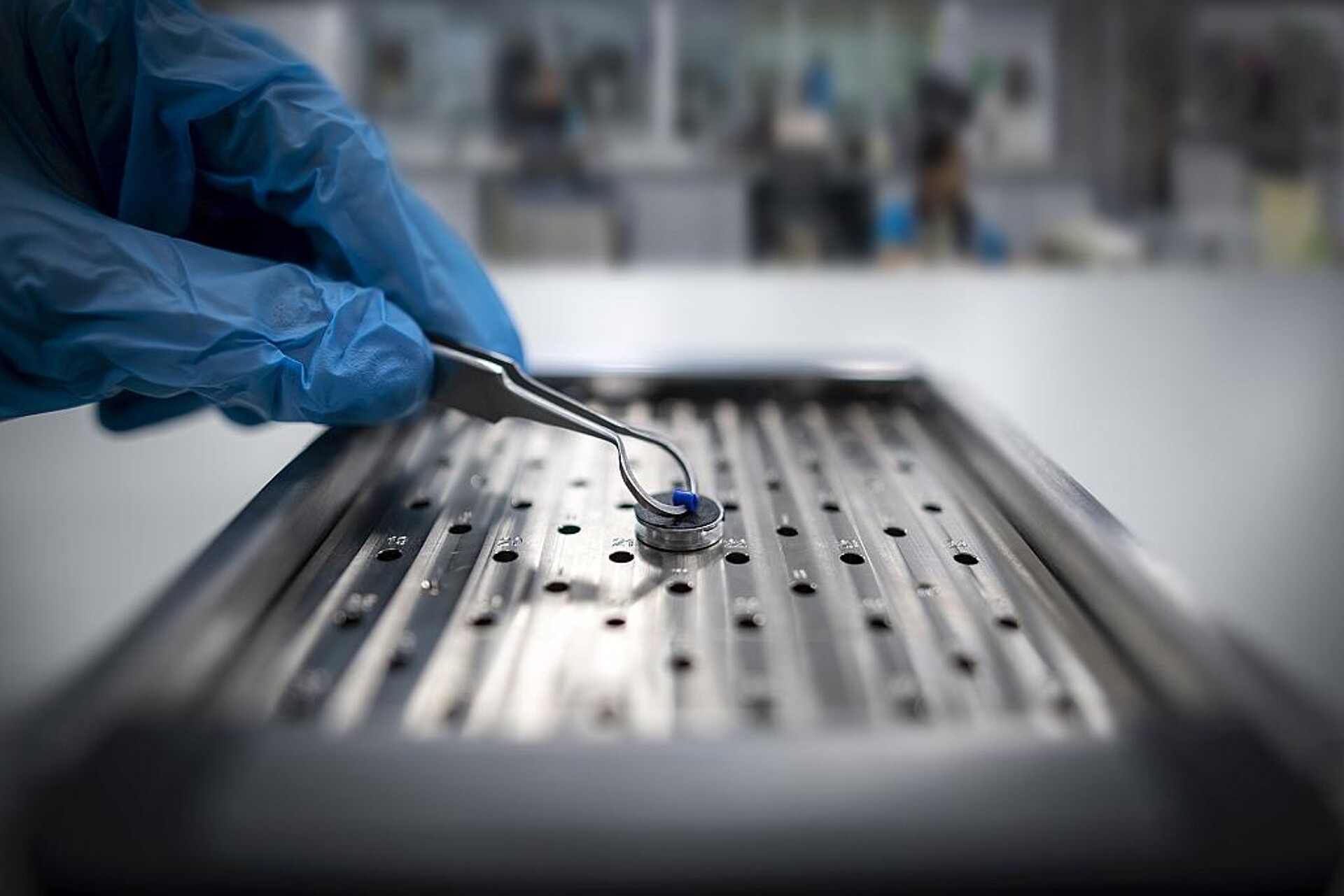 Mithilfe eines Elektronenmikroskops überwacht Eurotec die Qualität der produzierten Polymercompounds. (Foto: Eurotec)