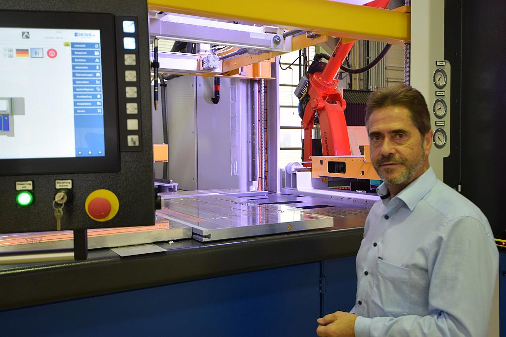 „Die T11 wird durch die Integration eines 5-Achs-Roboters zur flexiblen Fertigungszelle“, erklärt CEO Wolfgang Daum. (Foto: Geiss)