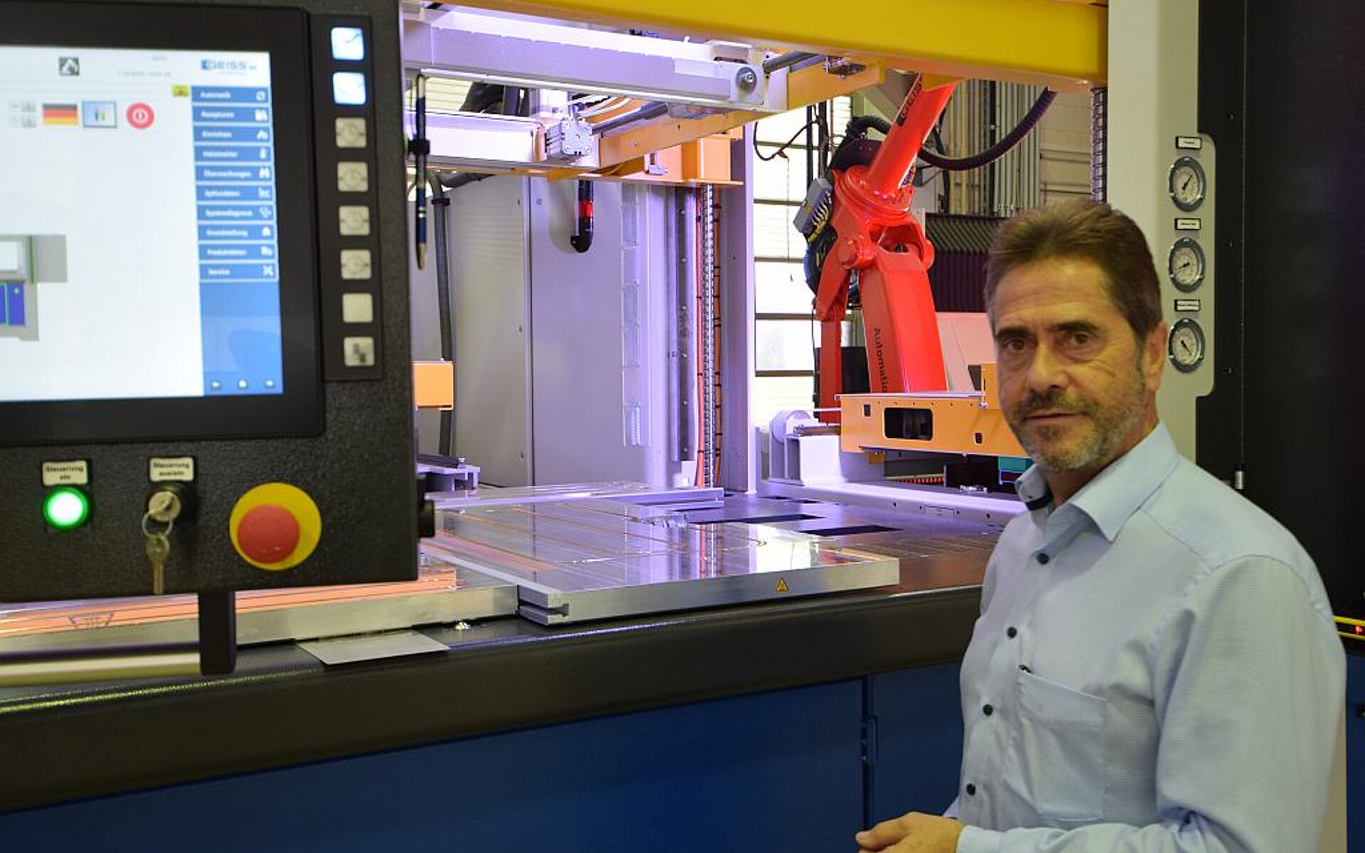 „Die T11 wird durch die Integration eines 5-Achs-Roboters zur flexiblen Fertigungszelle“, erklärt CEO Wolfgang Daum. (Foto: Geiss)